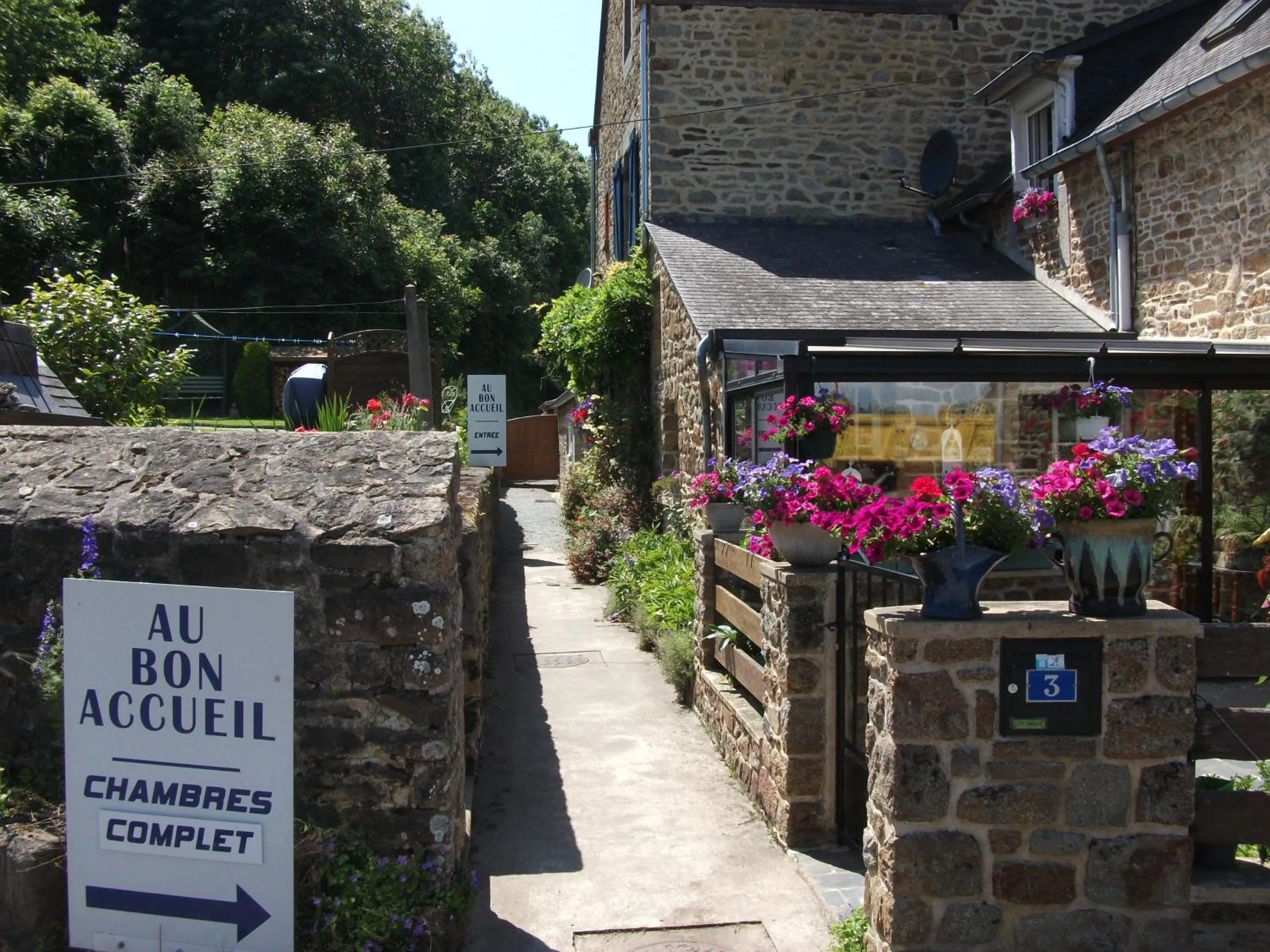 Facade/entrance in Au Bon Accueil