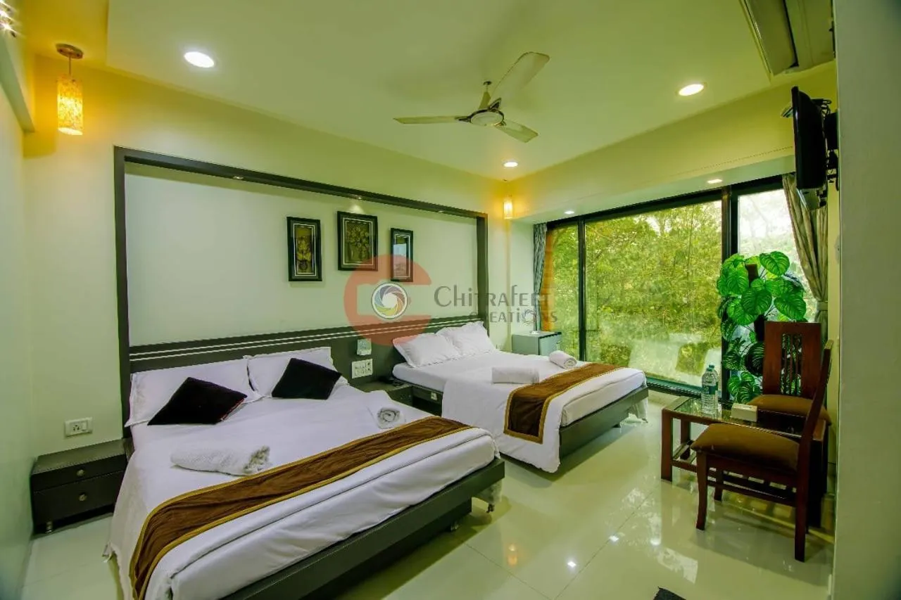 Photo of the whole room, Bed in La Hotel Metro near BKC