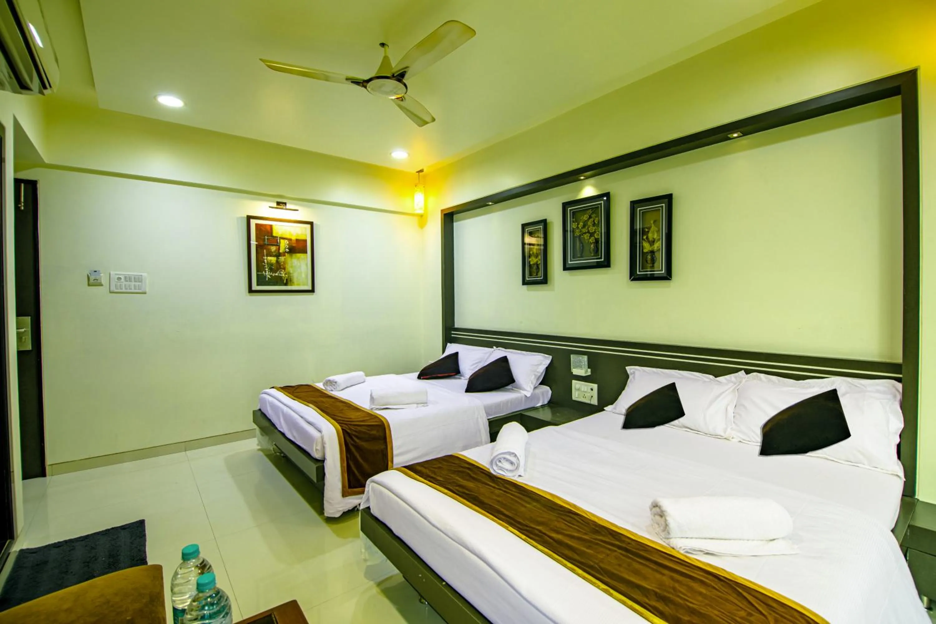 Photo of the whole room, Bed in La Hotel Metro near BKC