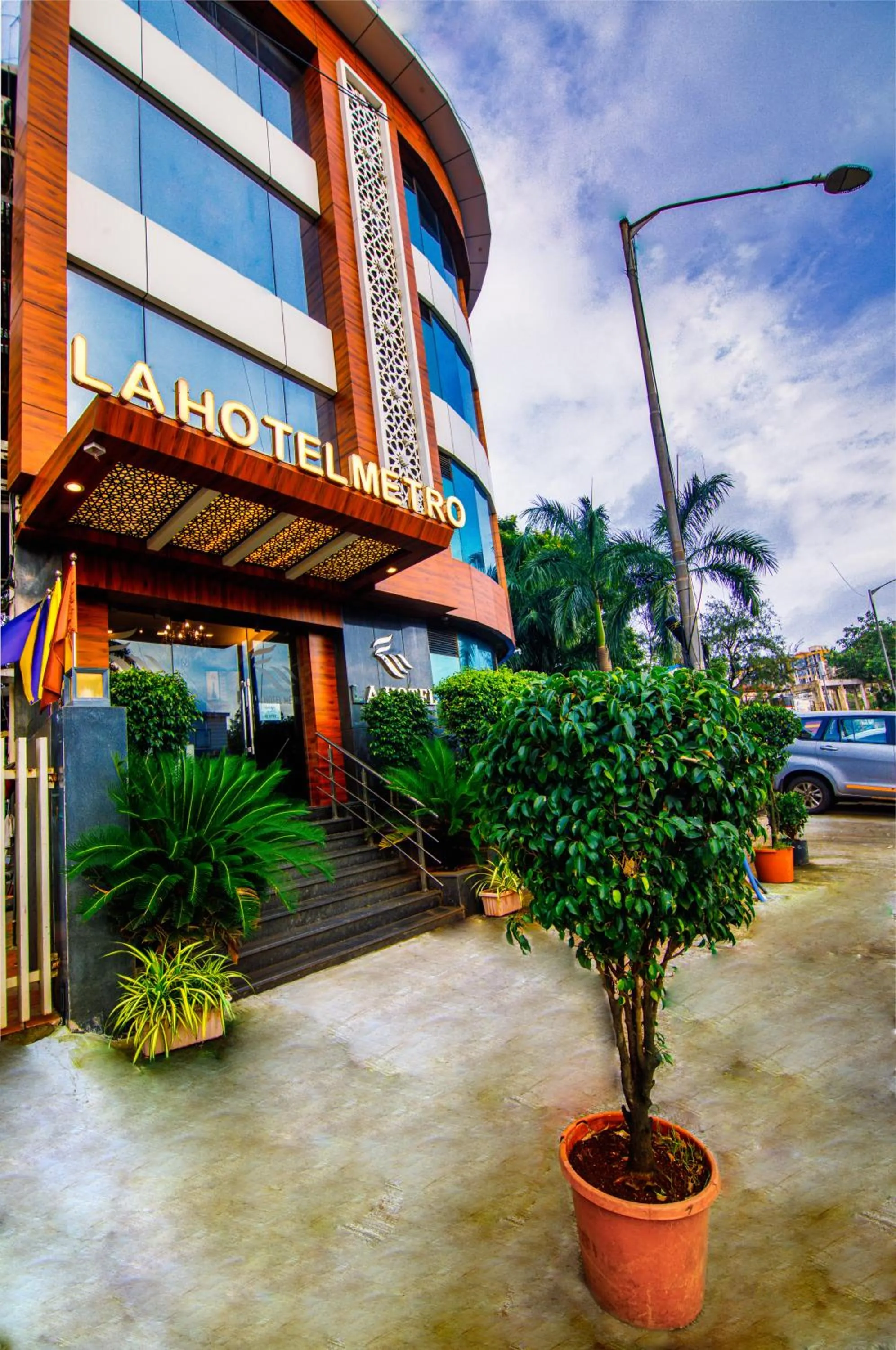 Facade/entrance in La Hotel Metro near BKC