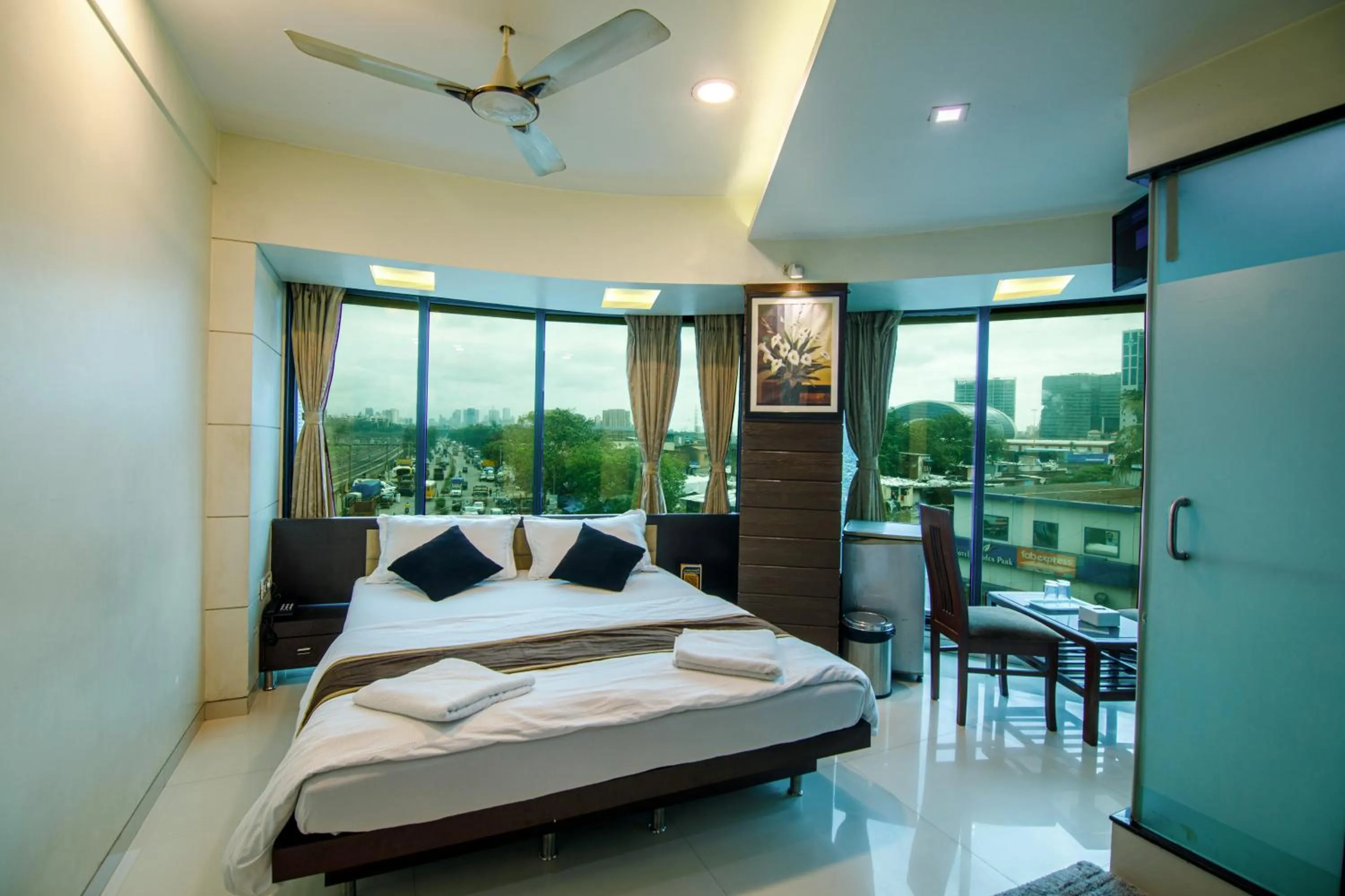 Photo of the whole room, Bed in La Hotel Metro near BKC