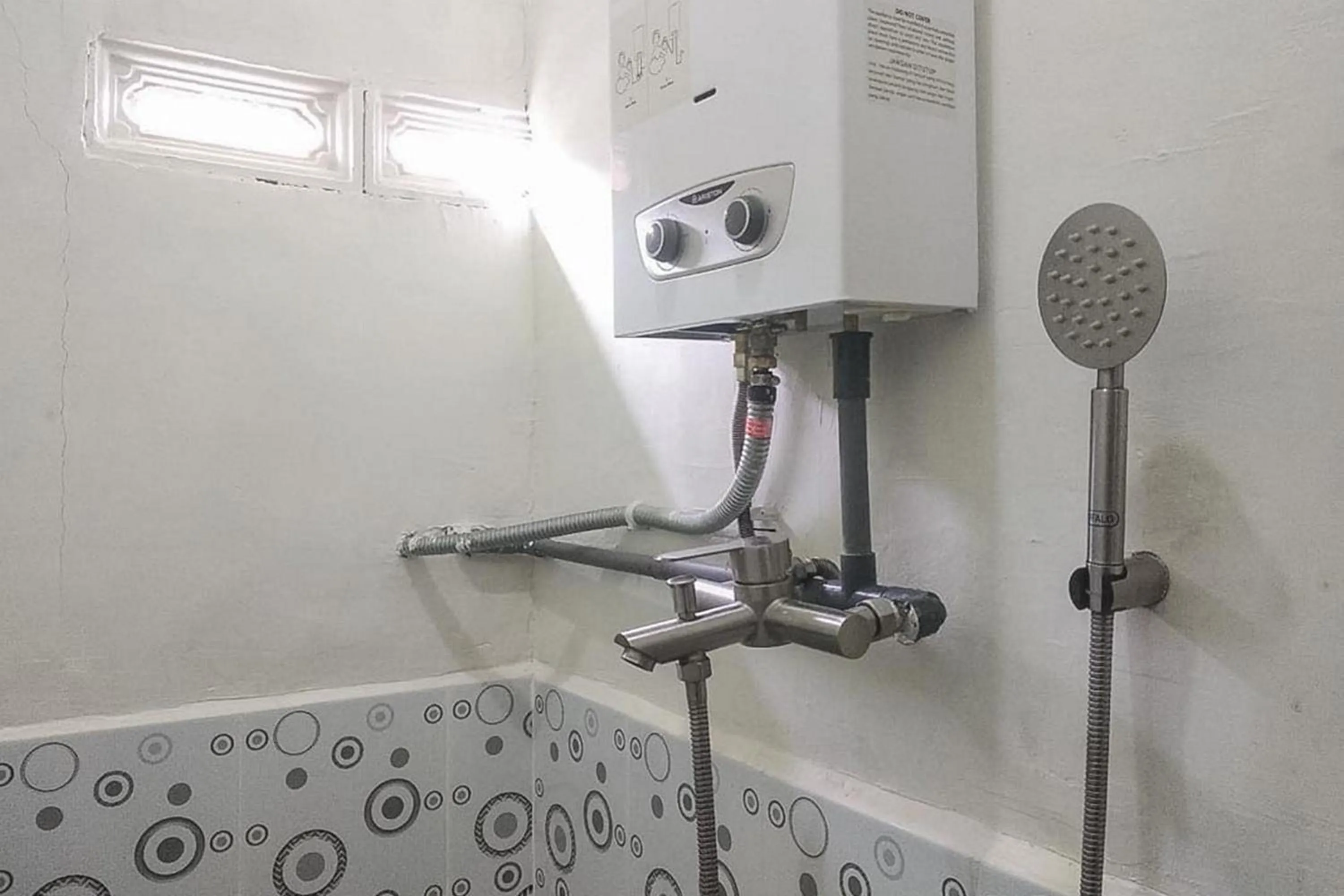 Bathroom in Nayla Homestay Jambi Mitra RedDoorz