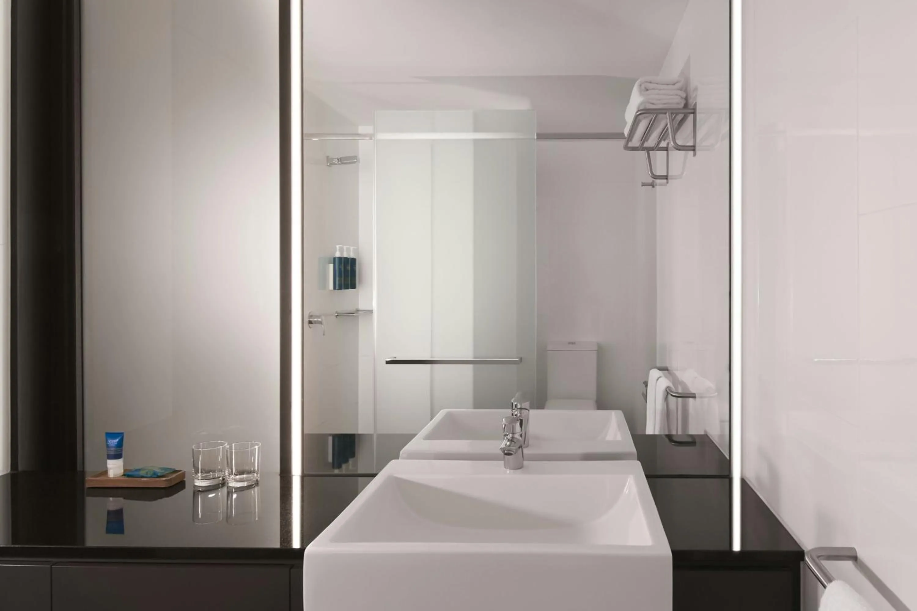 Bathroom, Bed in Four Points by Sheraton Brisbane