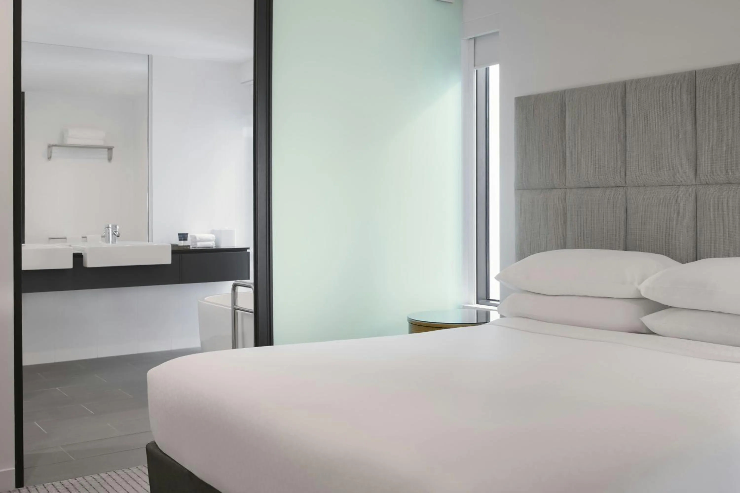 Bathroom, Bed in Four Points by Sheraton Brisbane
