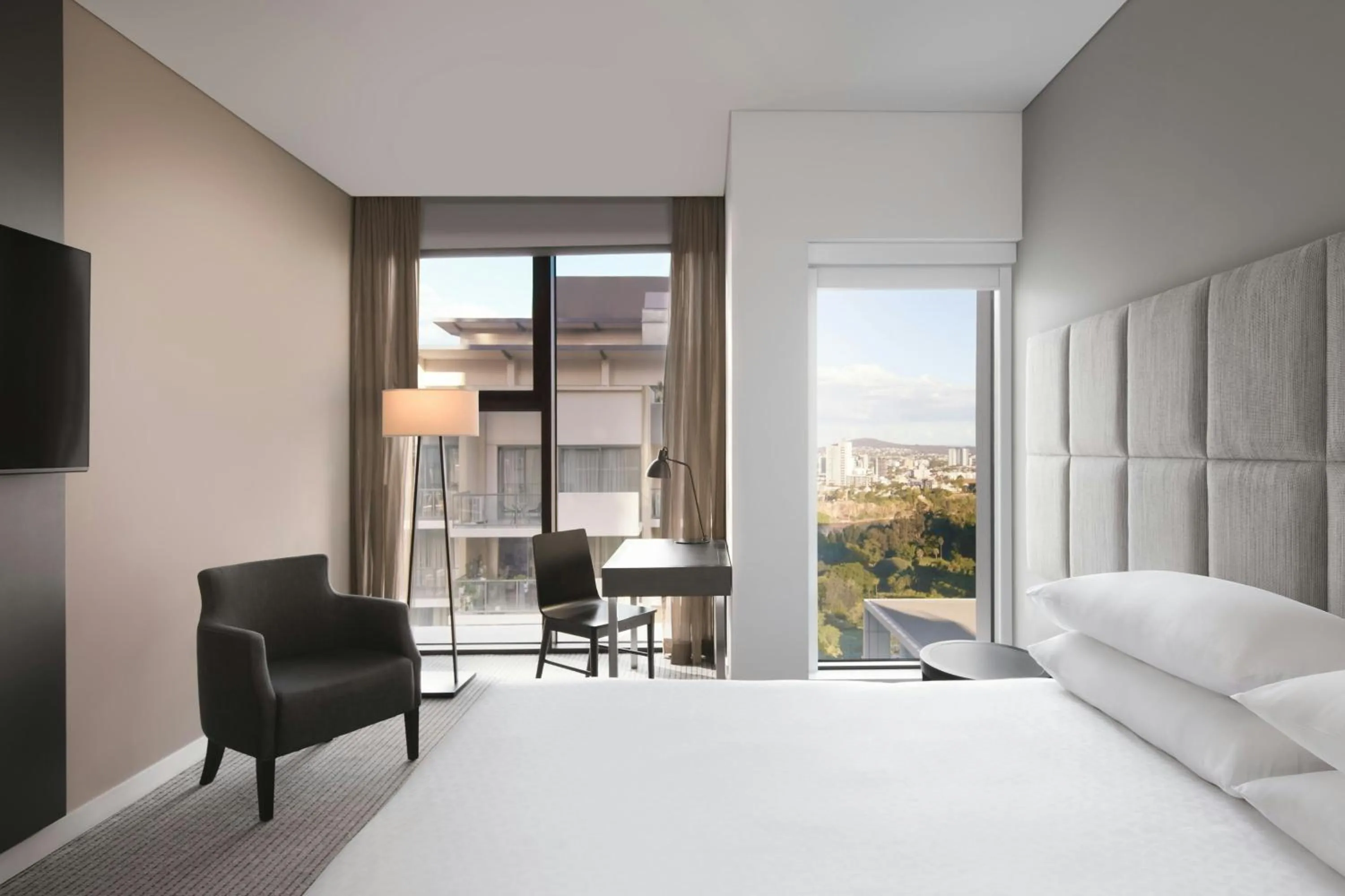 Photo of the whole room, Bed in Four Points by Sheraton Brisbane