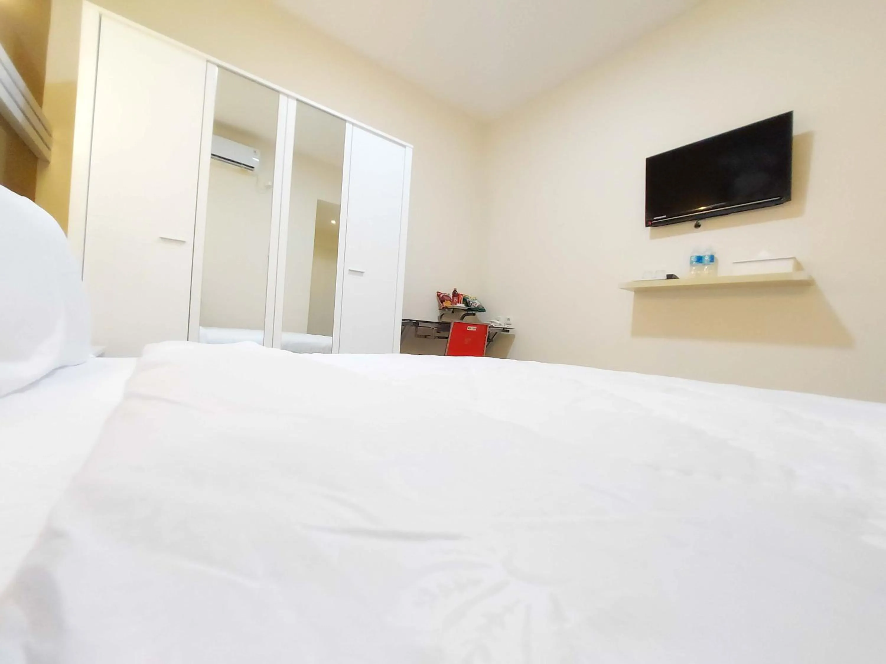 TV and multimedia, Bed in Rons City Hotel near Simpang Lima Semarang Mitra RedDoorz