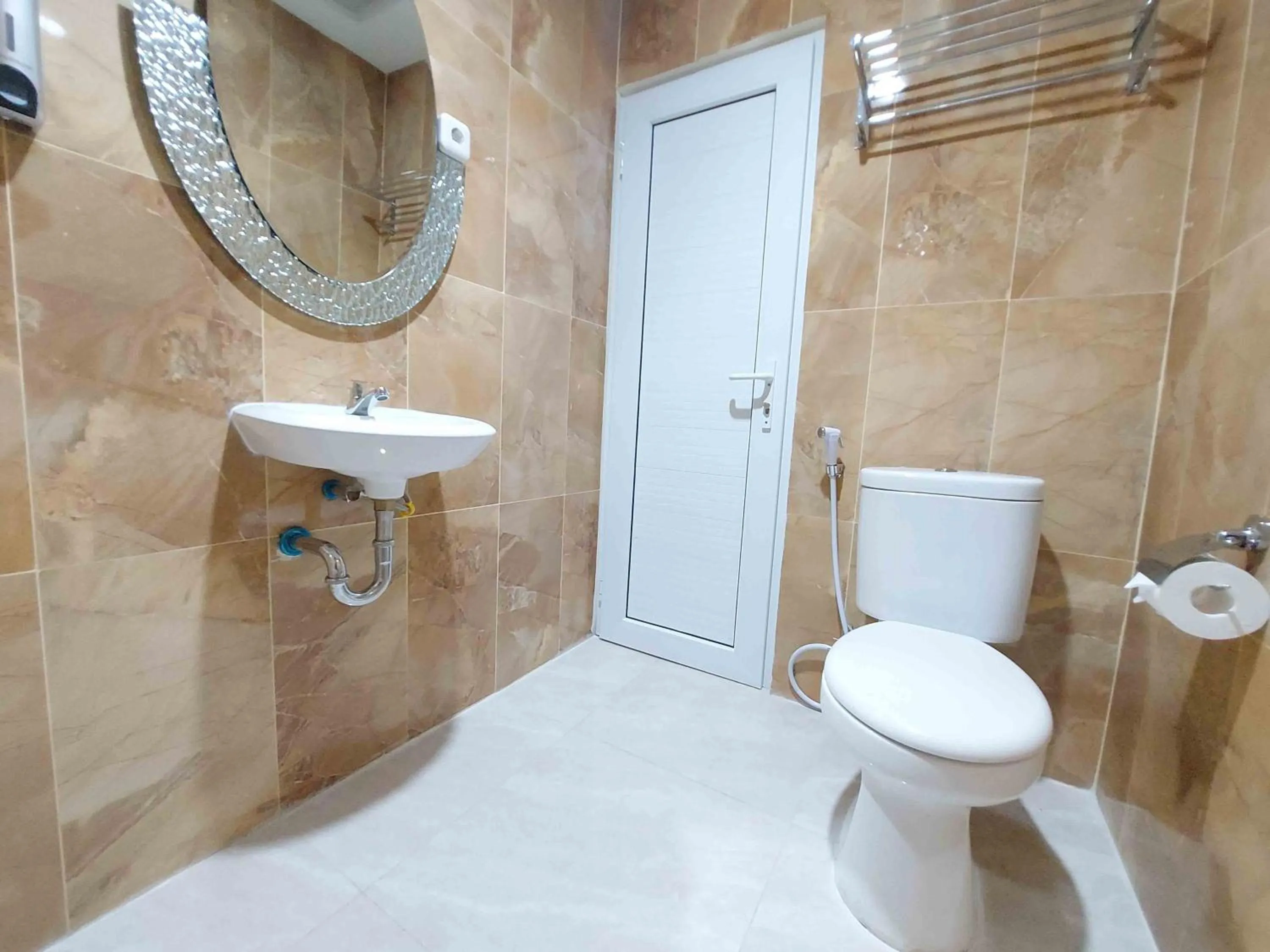 Bathroom in Rons City Hotel near Simpang Lima Semarang Mitra RedDoorz