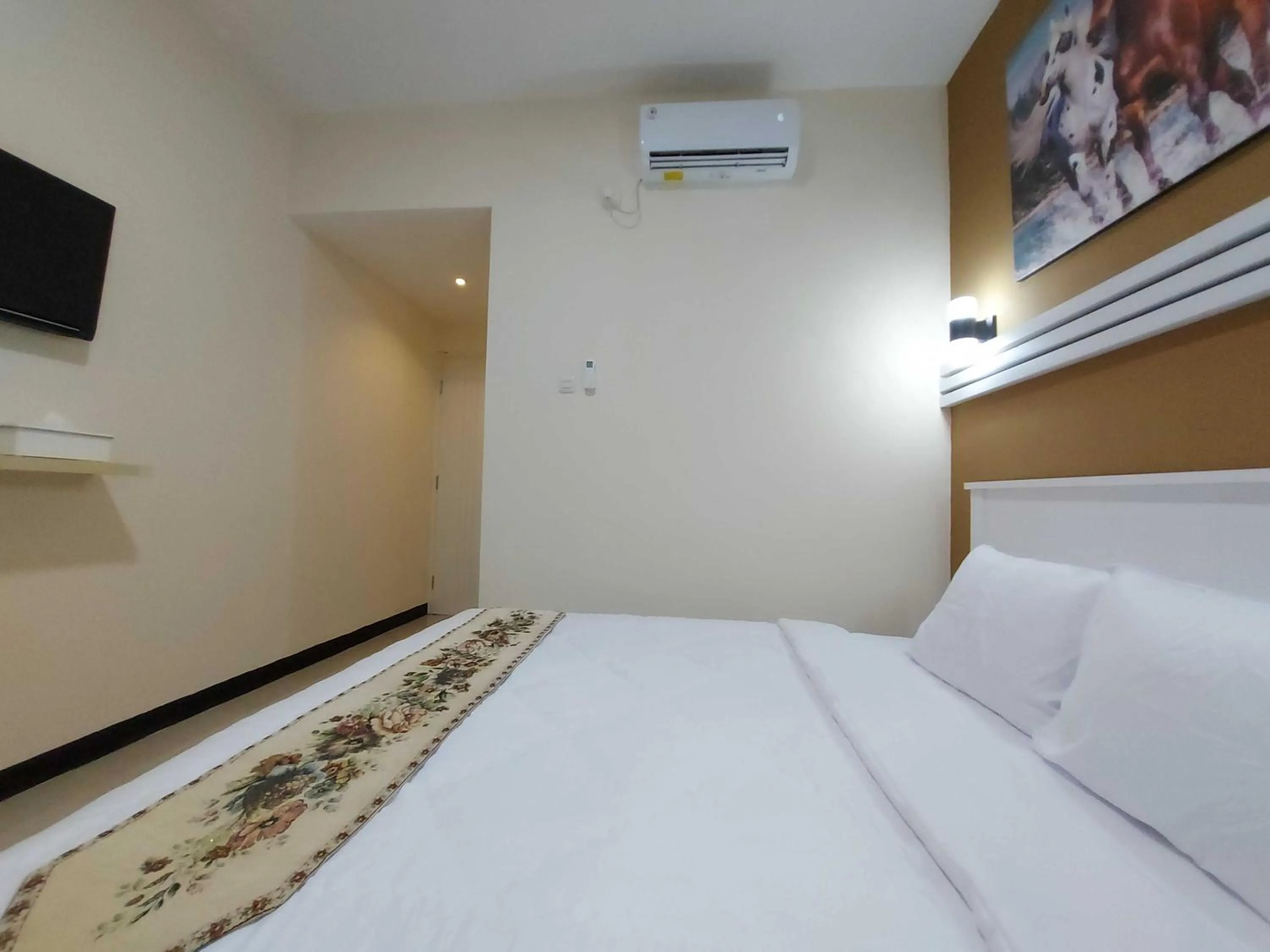 Bed in Rons City Hotel near Simpang Lima Semarang Mitra RedDoorz