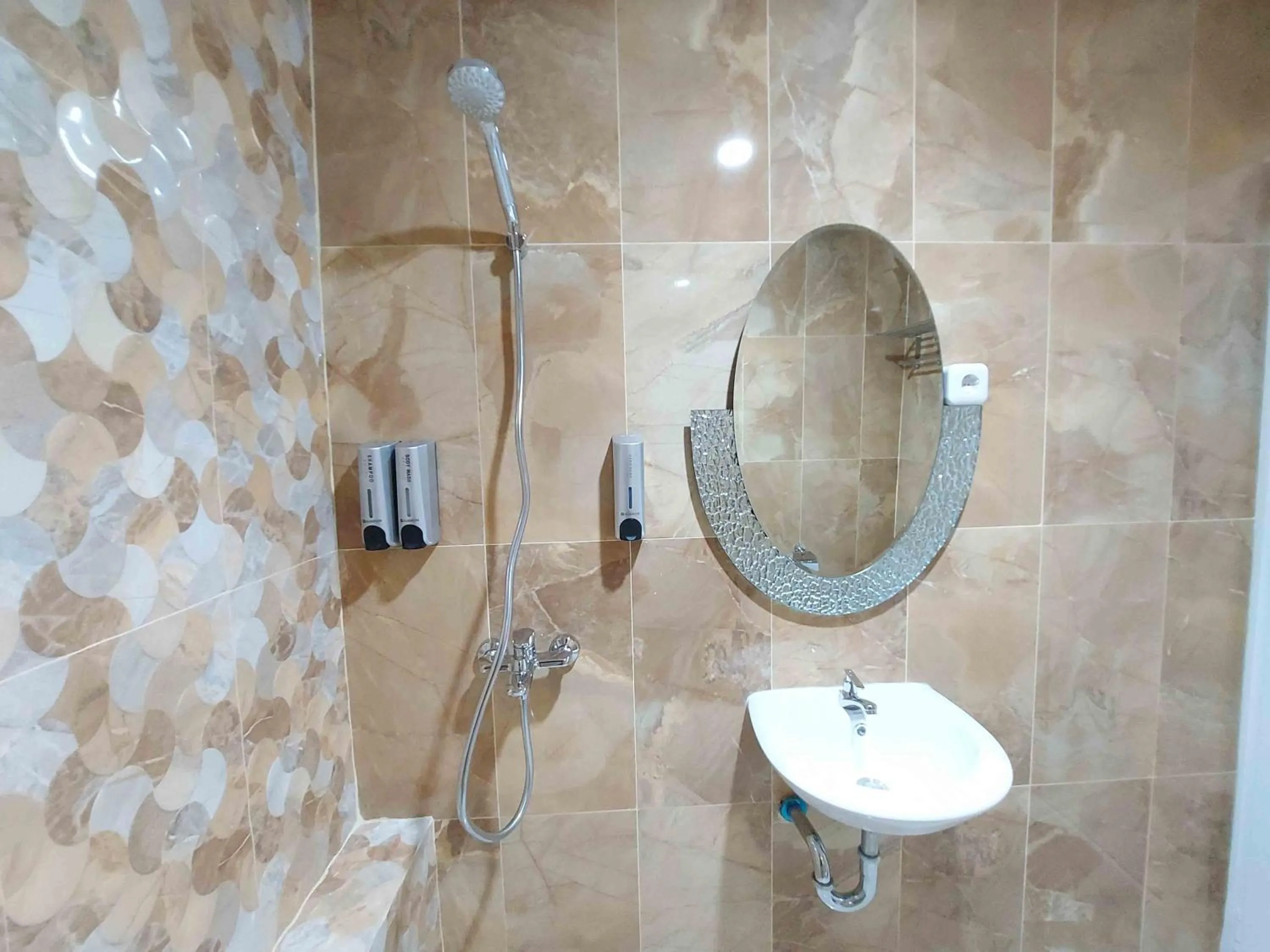 Bathroom in Rons City Hotel near Simpang Lima Semarang Mitra RedDoorz