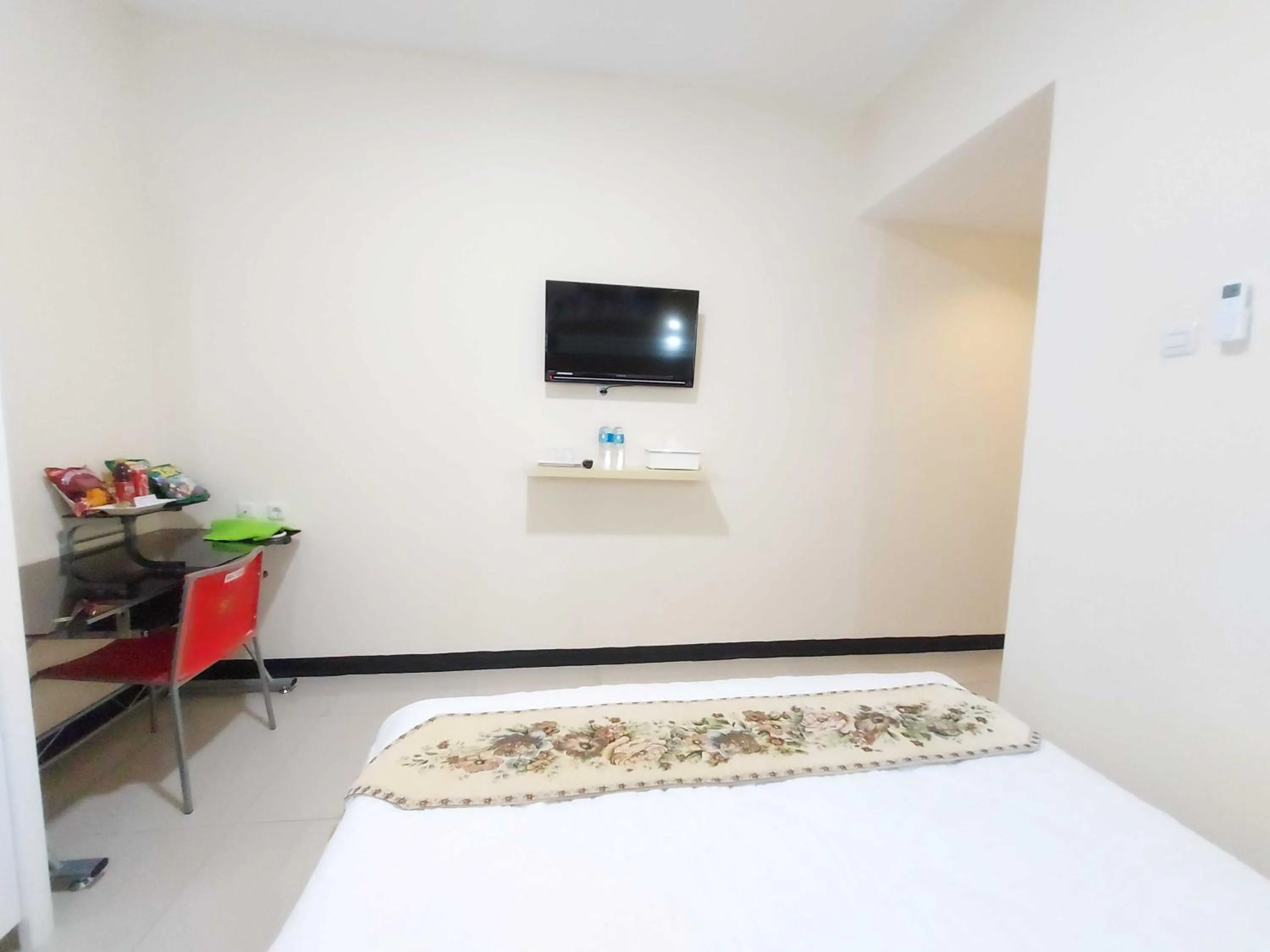 Bedroom, Bed in Rons City Hotel near Simpang Lima Semarang Mitra RedDoorz