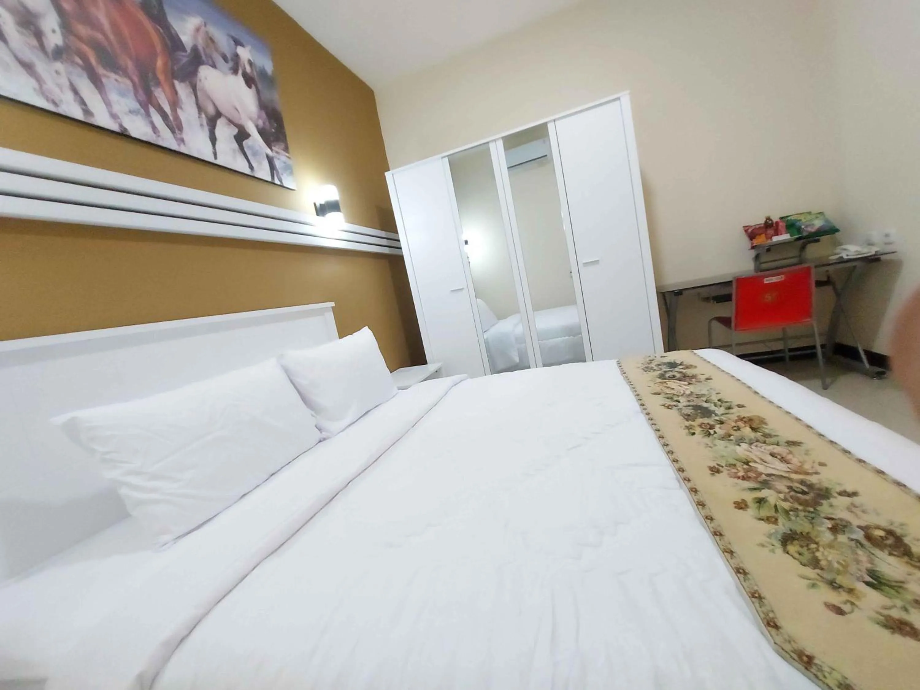 Bed in Rons City Hotel near Simpang Lima Semarang Mitra RedDoorz