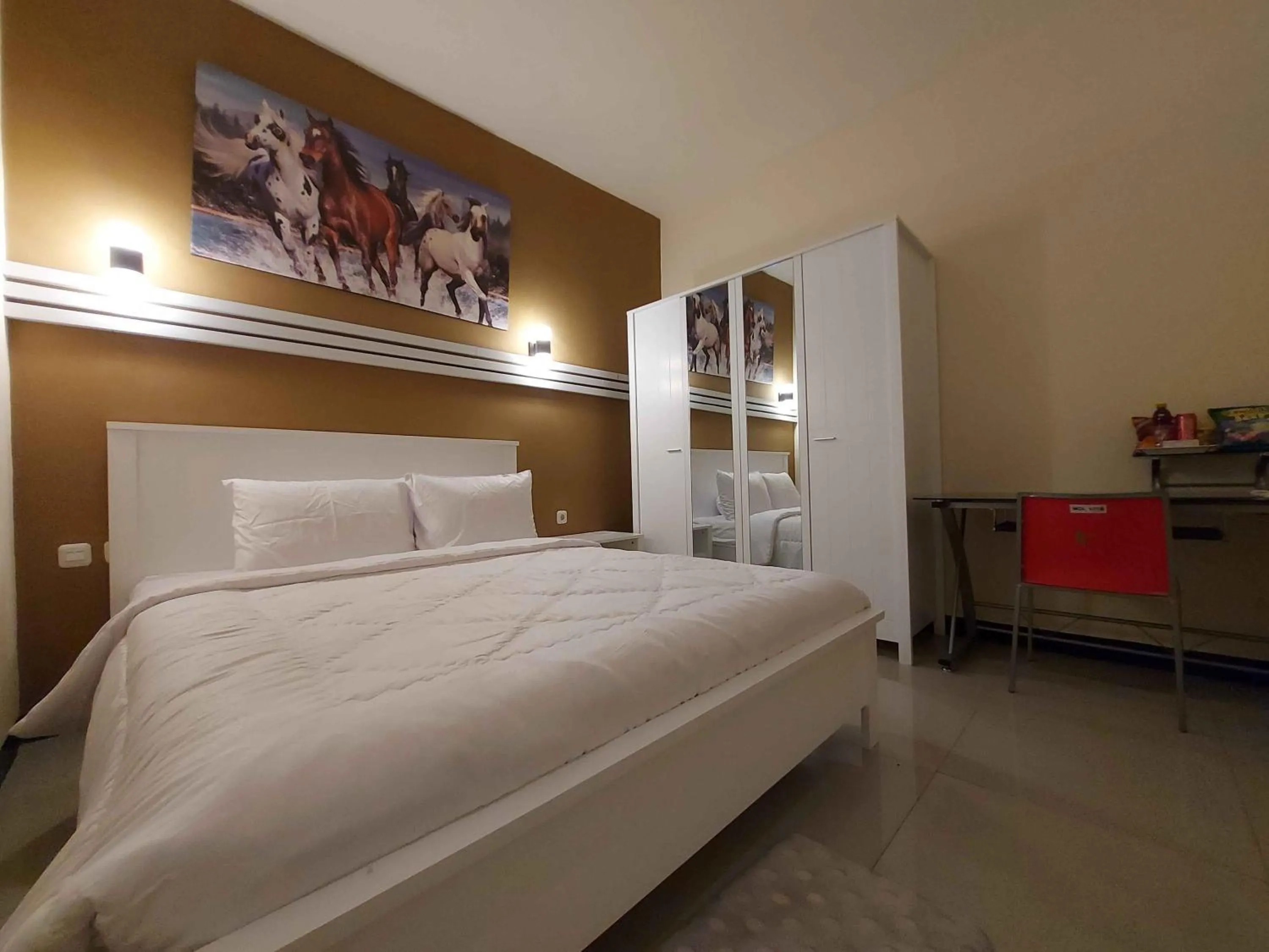 Photo of the whole room, Bed in Rons City Hotel near Simpang Lima Semarang Mitra RedDoorz