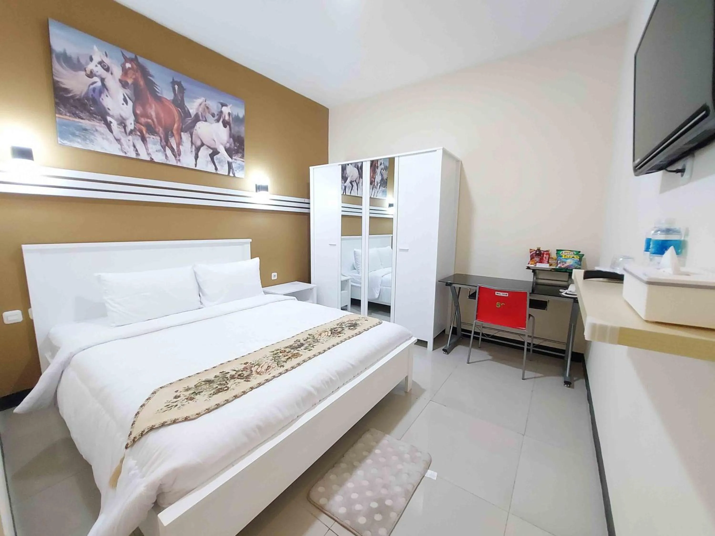 Photo of the whole room, Bed in Rons City Hotel near Simpang Lima Semarang Mitra RedDoorz