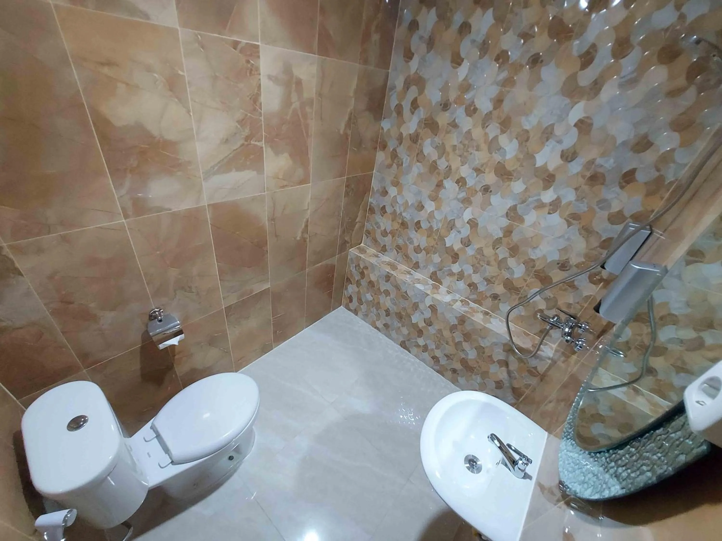 Bathroom in Rons City Hotel near Simpang Lima Semarang Mitra RedDoorz