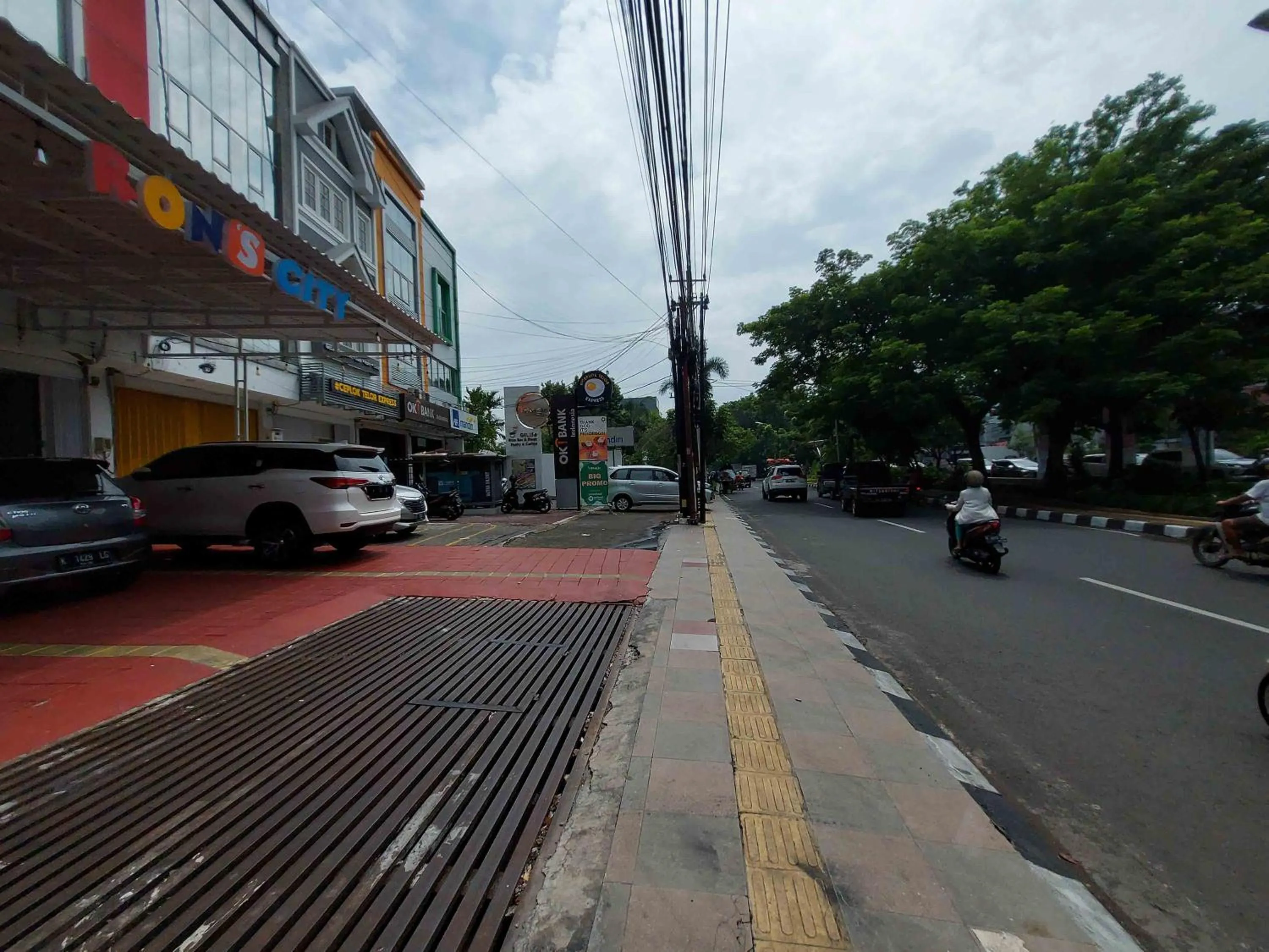 Street view in Rons City Hotel near Simpang Lima Semarang Mitra RedDoorz