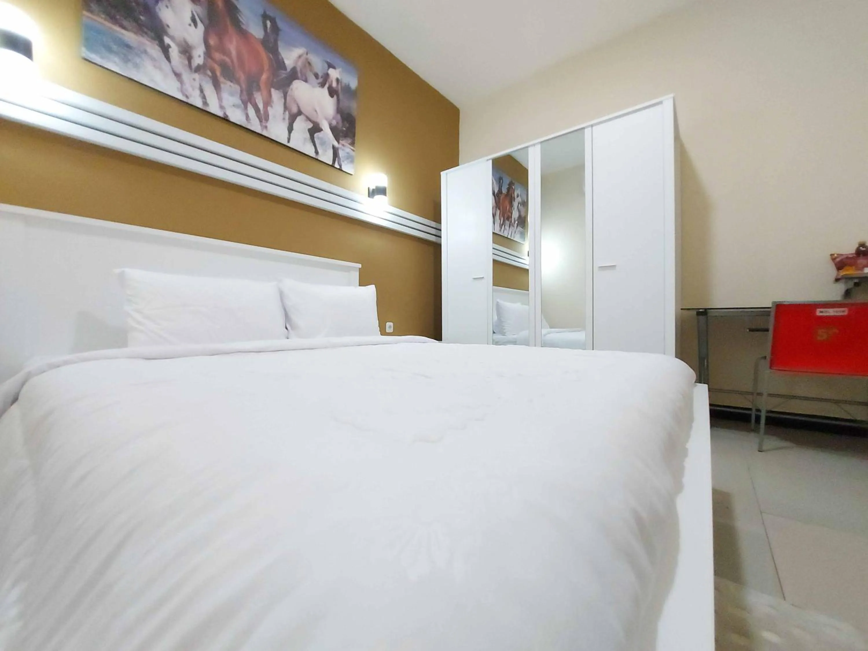 Bed in Rons City Hotel near Simpang Lima Semarang Mitra RedDoorz