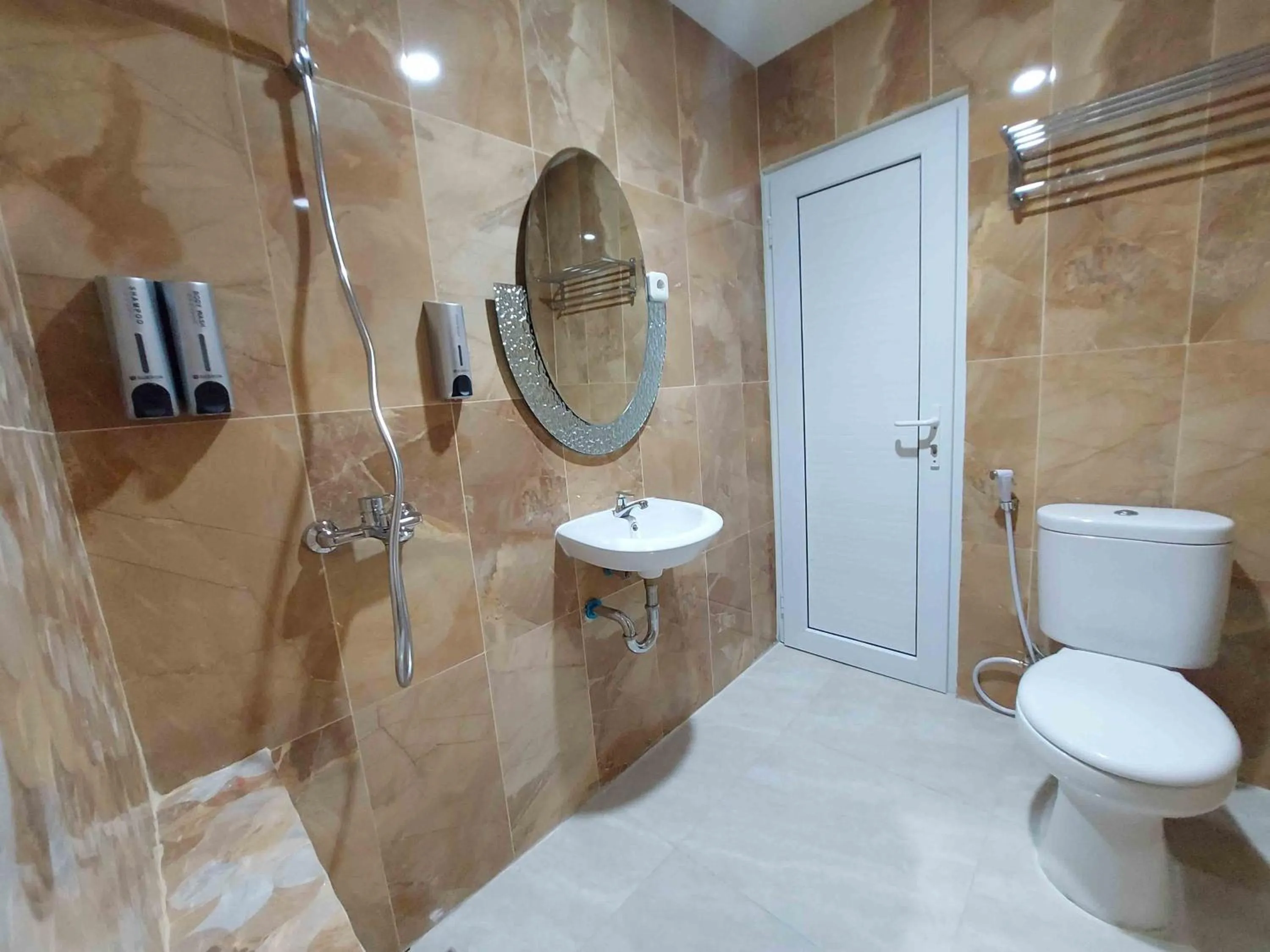 Bathroom in Rons City Hotel near Simpang Lima Semarang Mitra RedDoorz