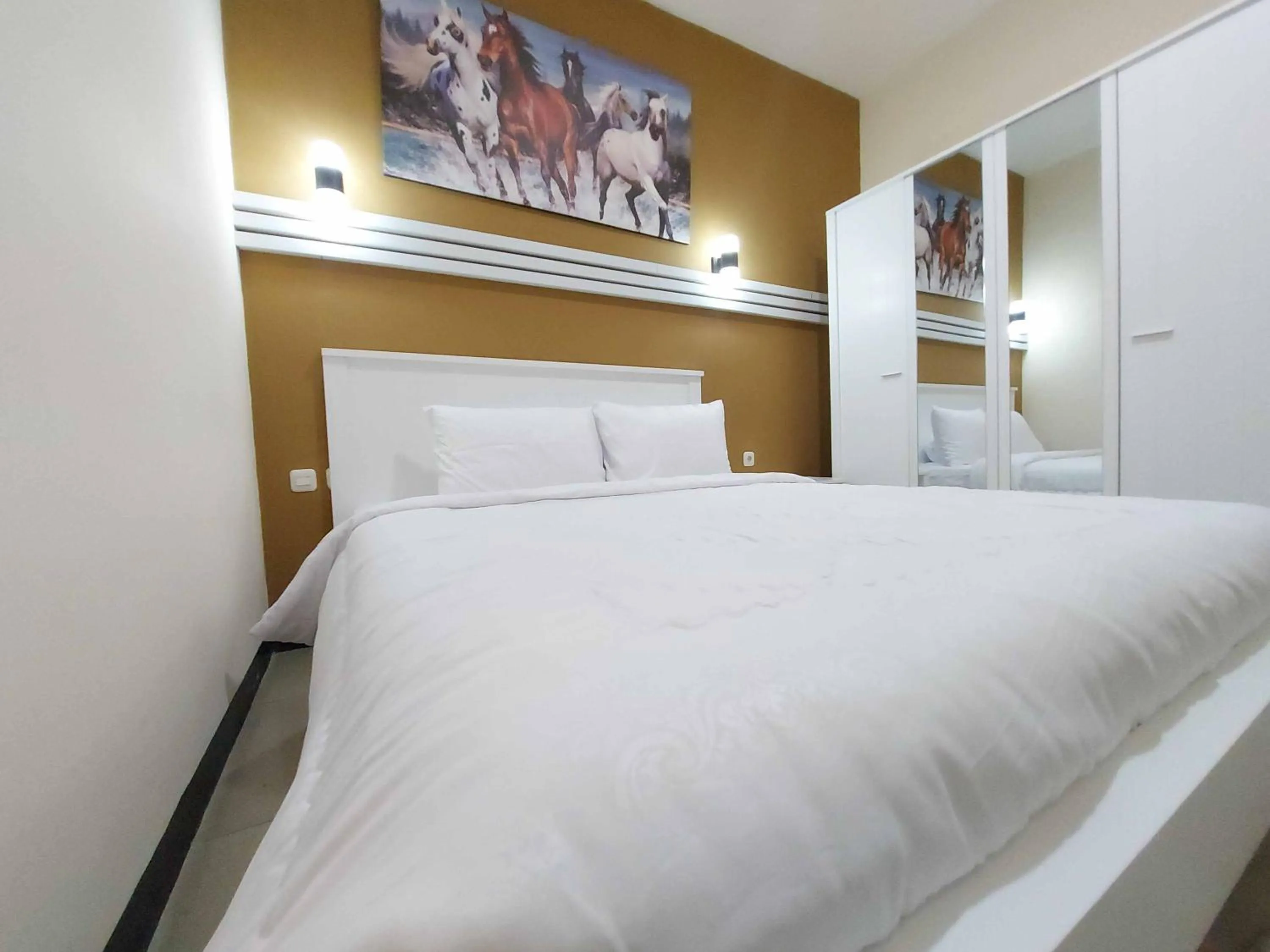 Bed in Rons City Hotel near Simpang Lima Semarang Mitra RedDoorz