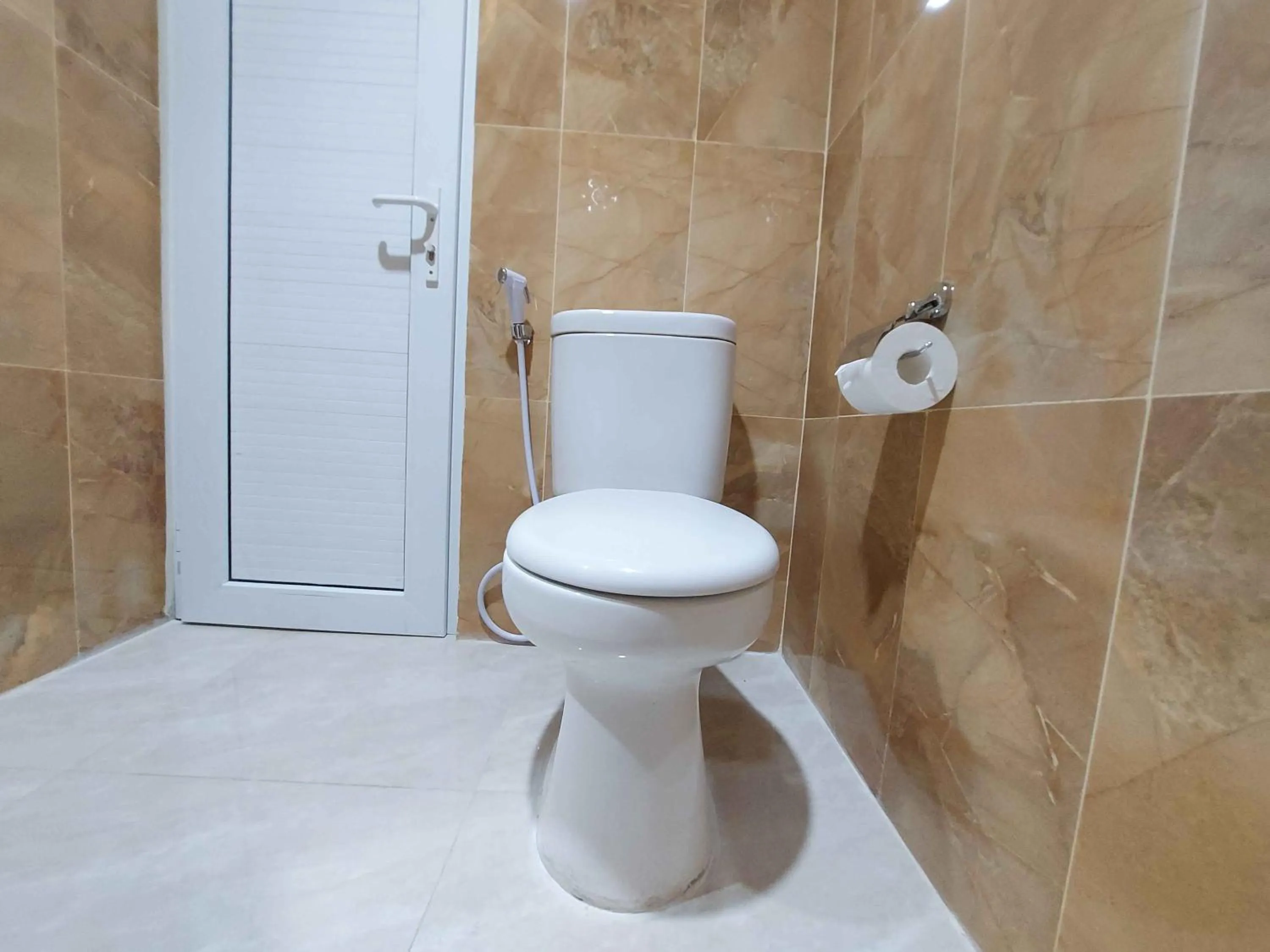 Bathroom in Rons City Hotel near Simpang Lima Semarang Mitra RedDoorz