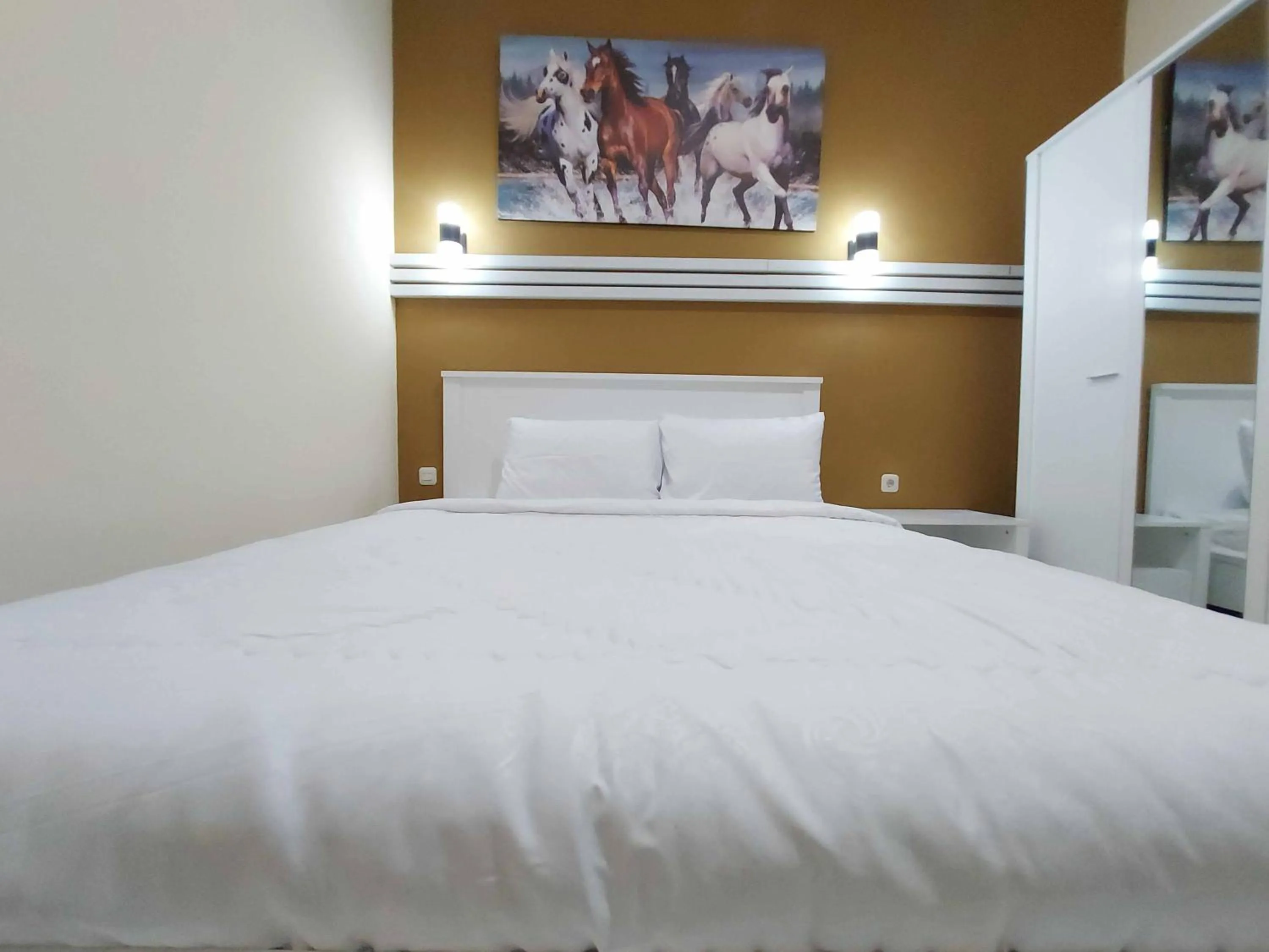 Bed in Rons City Hotel near Simpang Lima Semarang Mitra RedDoorz