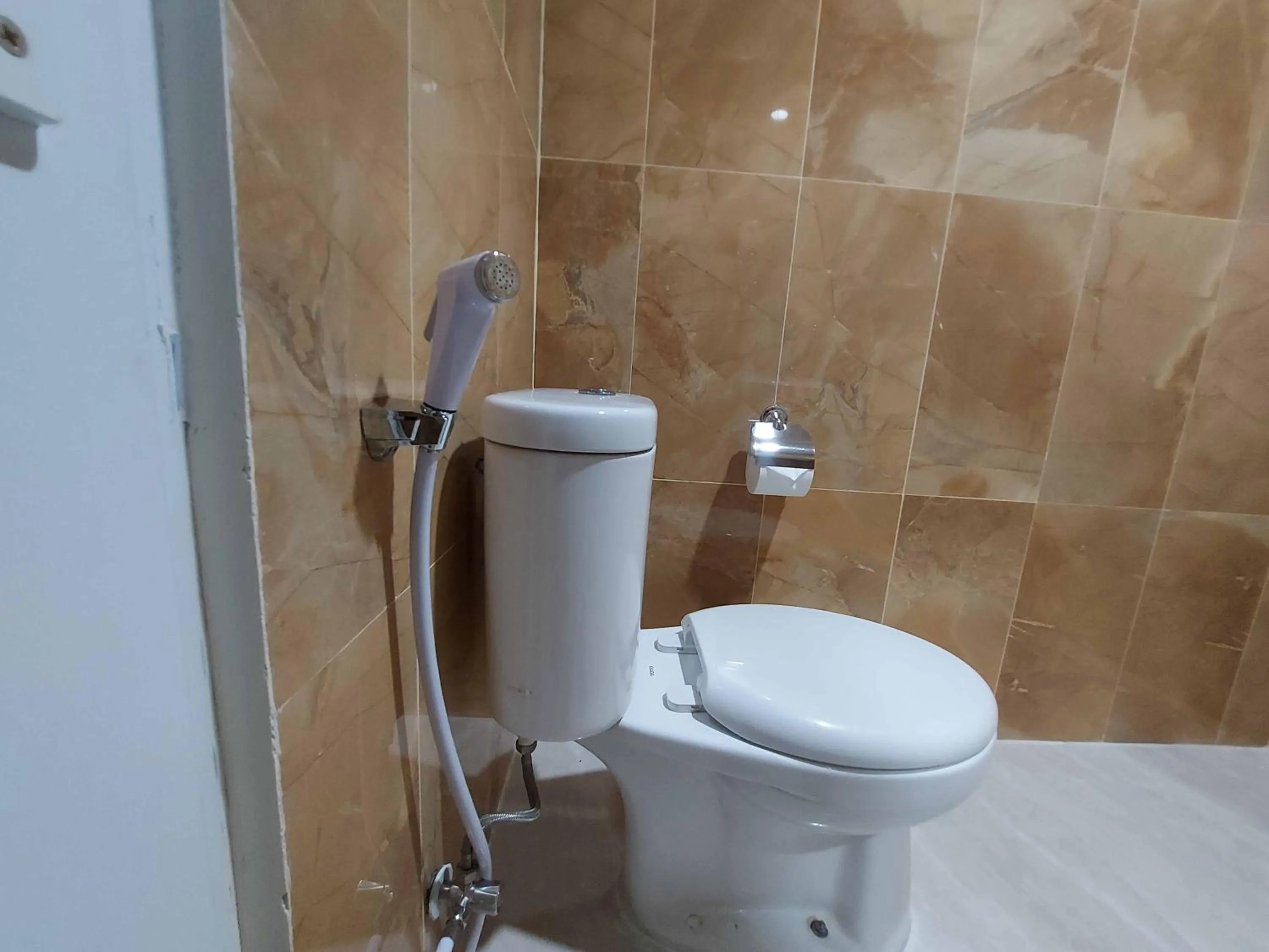 Bathroom in Rons City Hotel near Simpang Lima Semarang Mitra RedDoorz