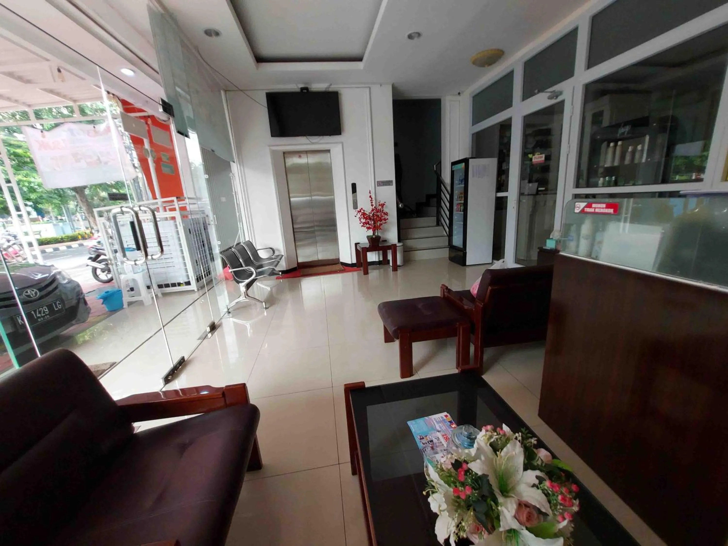 Lobby or reception in Rons City Hotel near Simpang Lima Semarang Mitra RedDoorz