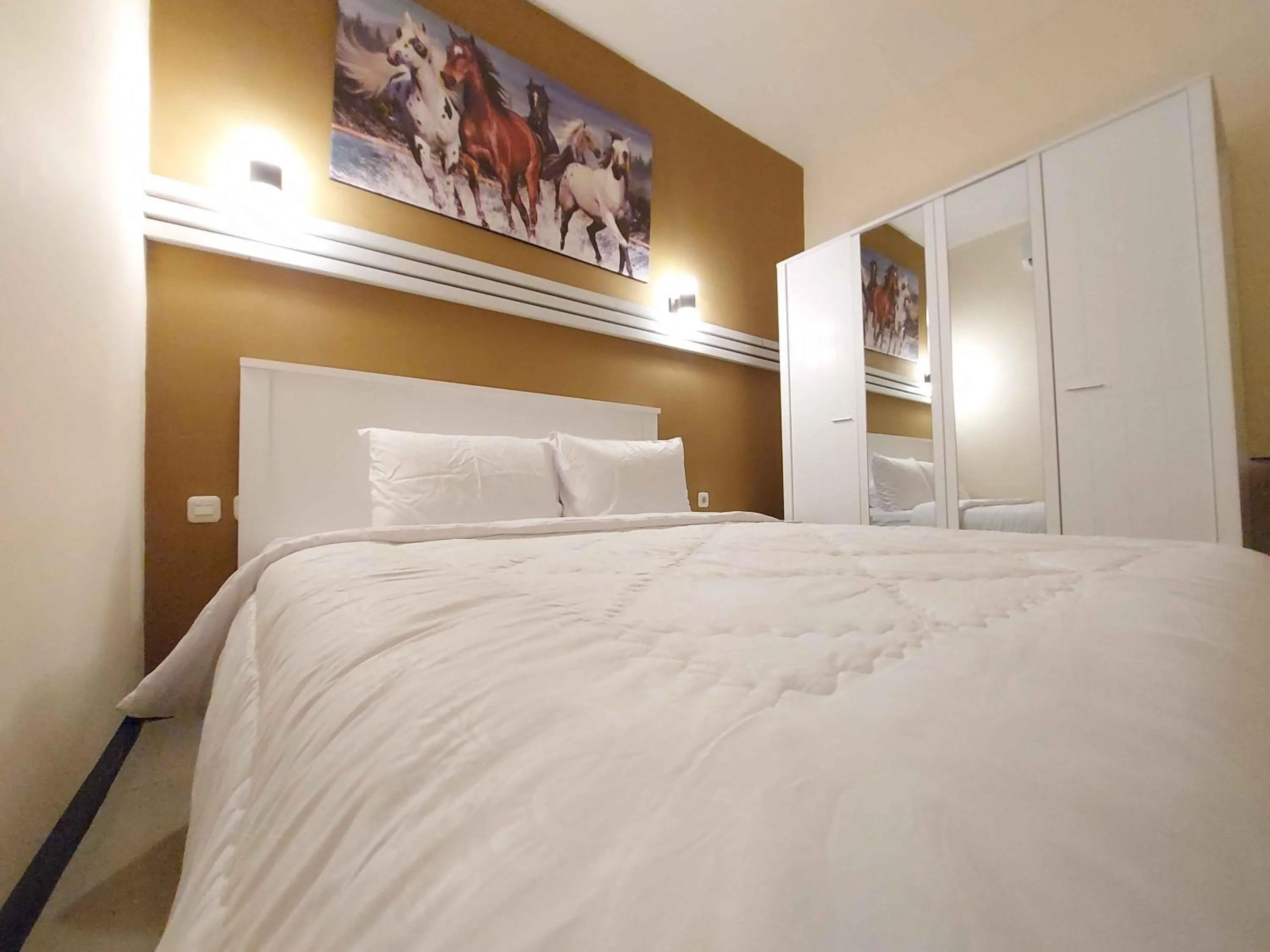 Bed in Rons City Hotel near Simpang Lima Semarang Mitra RedDoorz