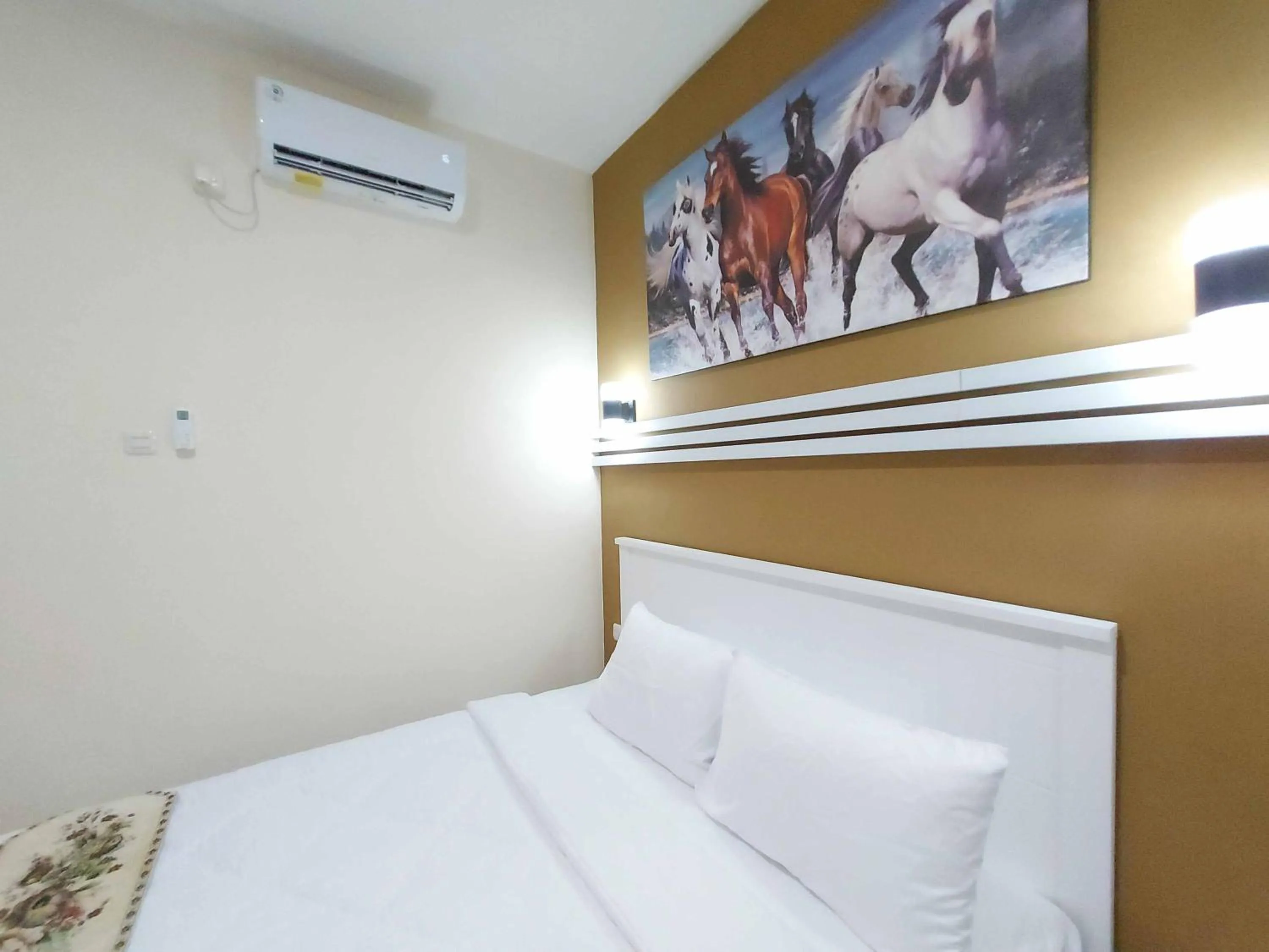 Bed in Rons City Hotel near Simpang Lima Semarang Mitra RedDoorz
