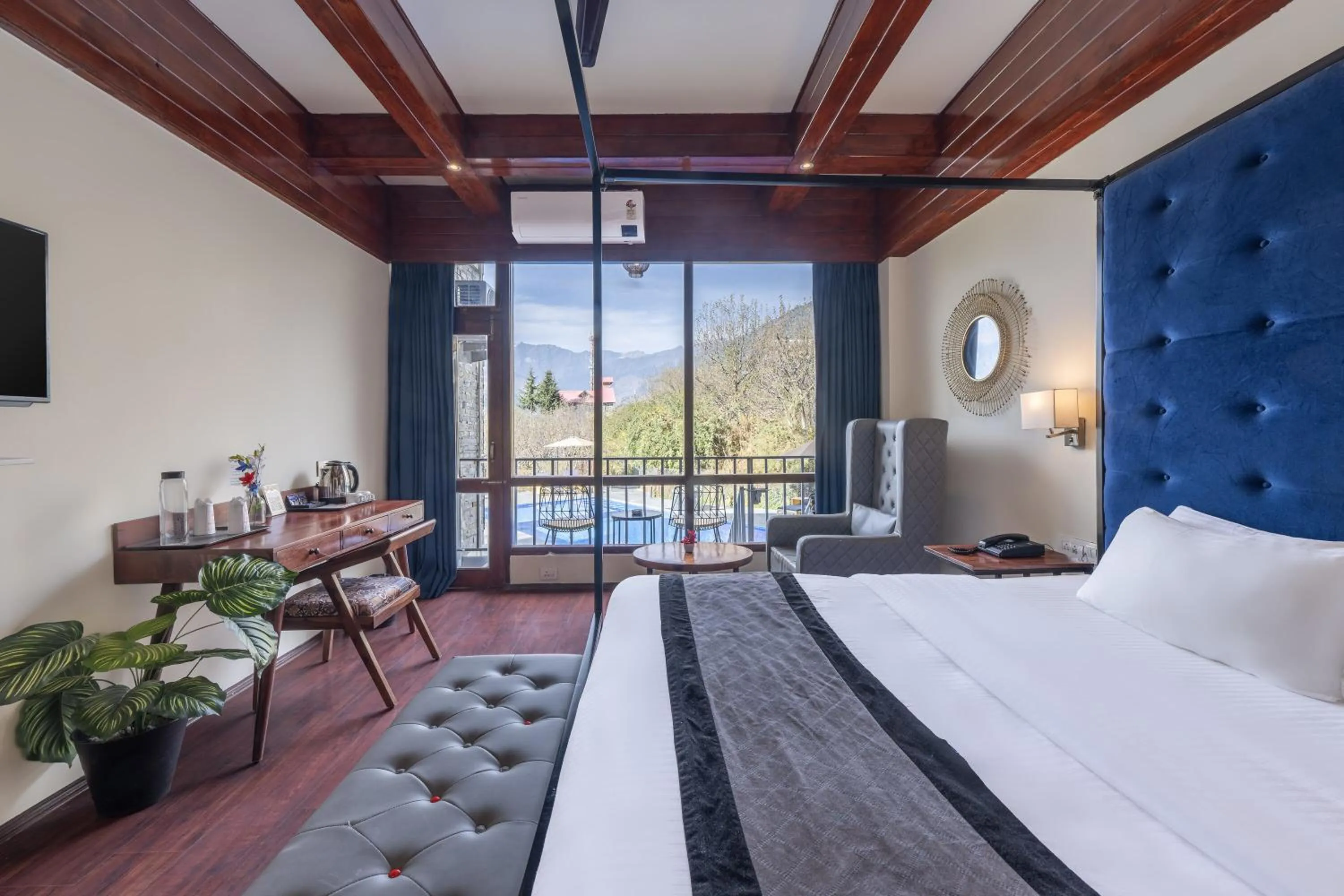 Bed in Echor Himalayan Aurum Manali