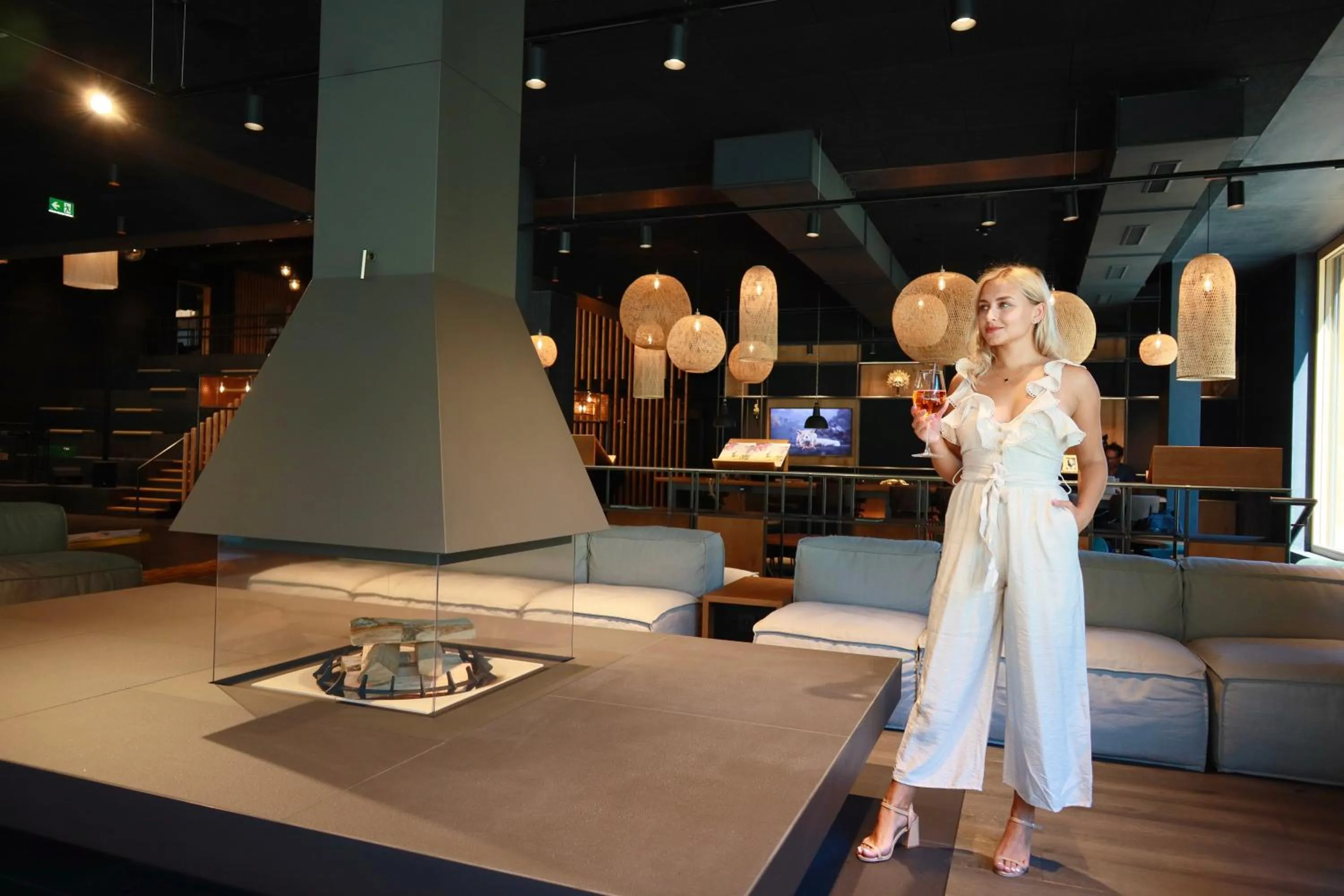 Lounge or bar in Revier Mountain Lodge Montafon