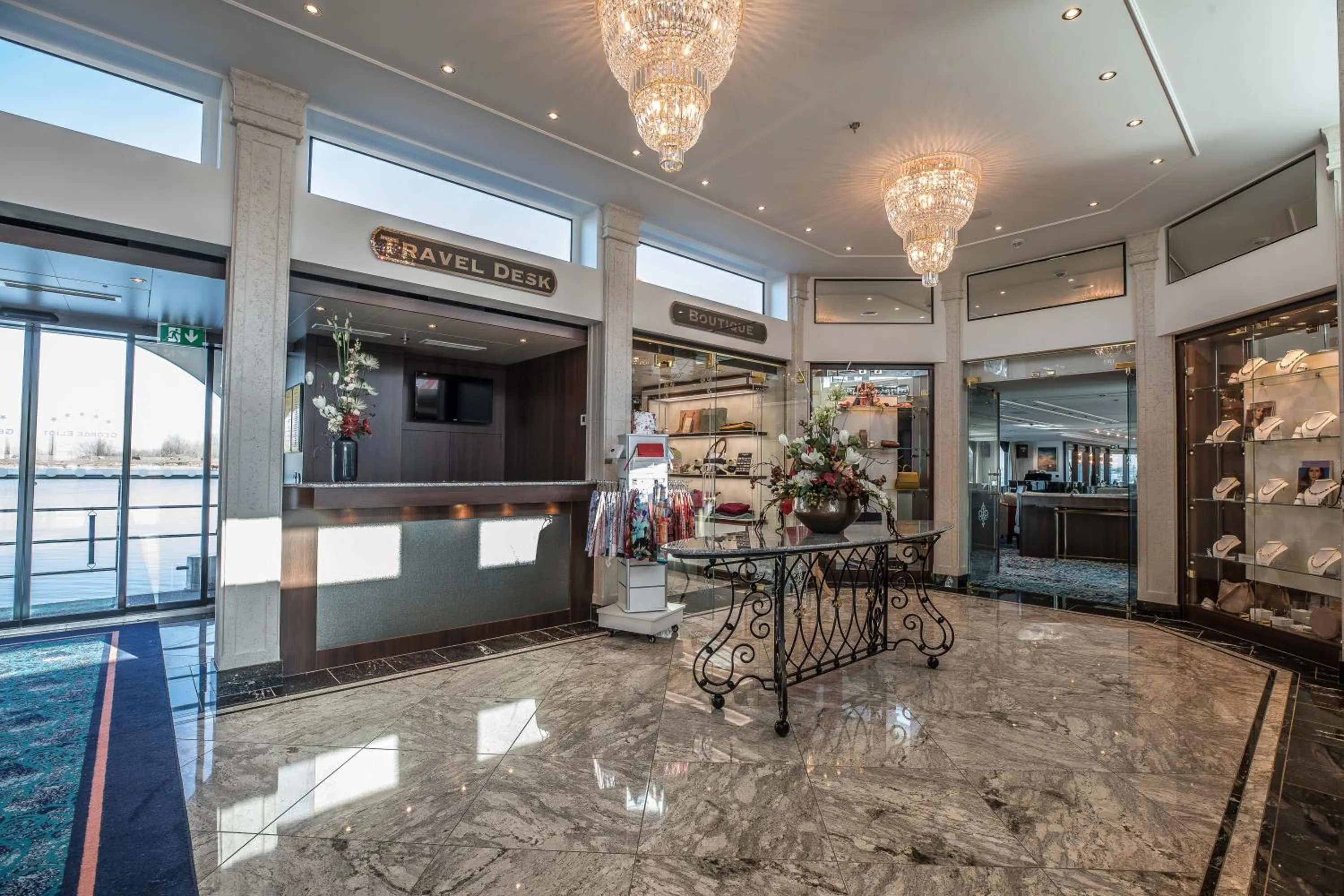 Lobby or reception in VIVA RIVERSIDE 4 Köln