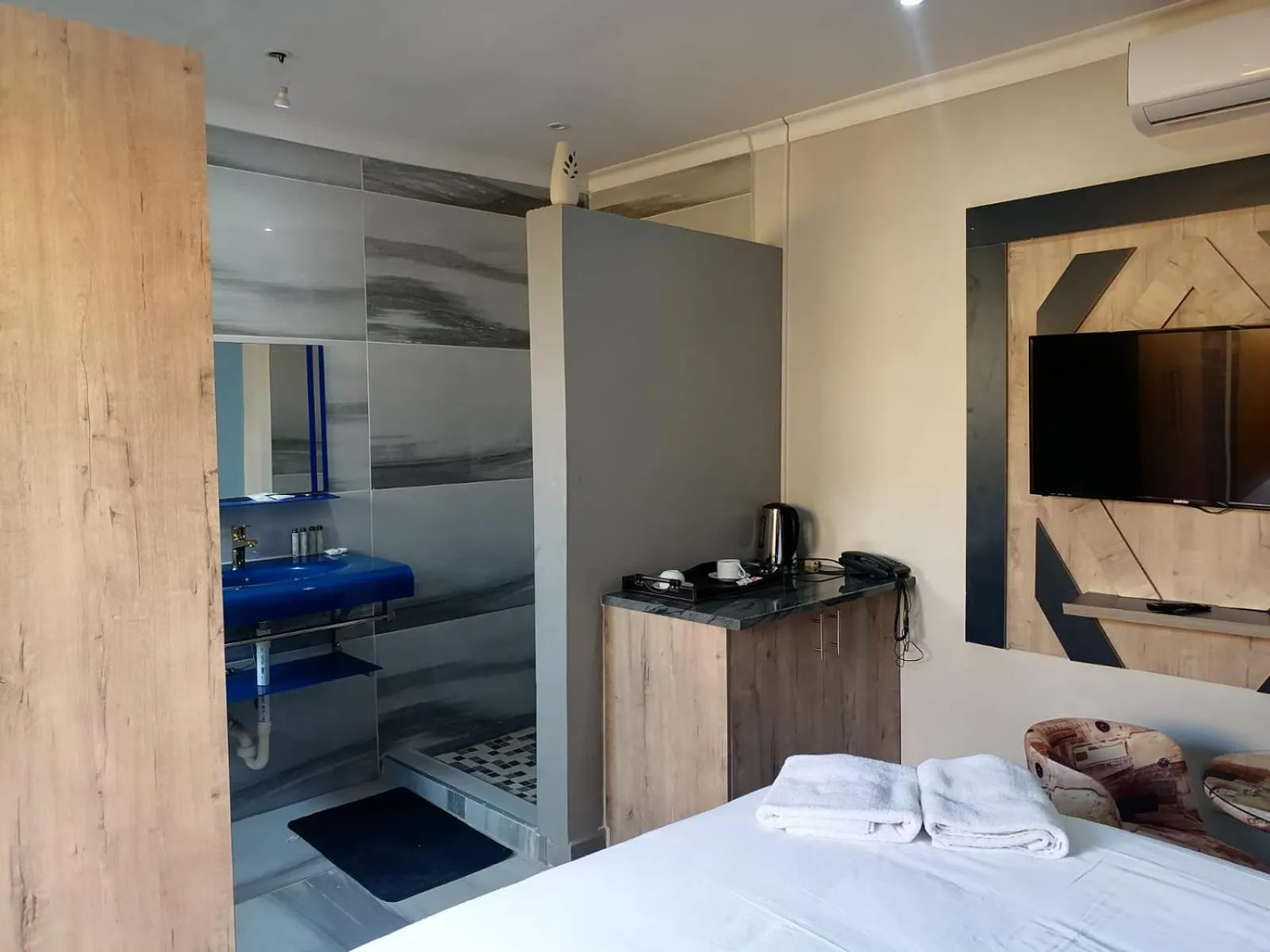 Shower, Bed in National Lodge