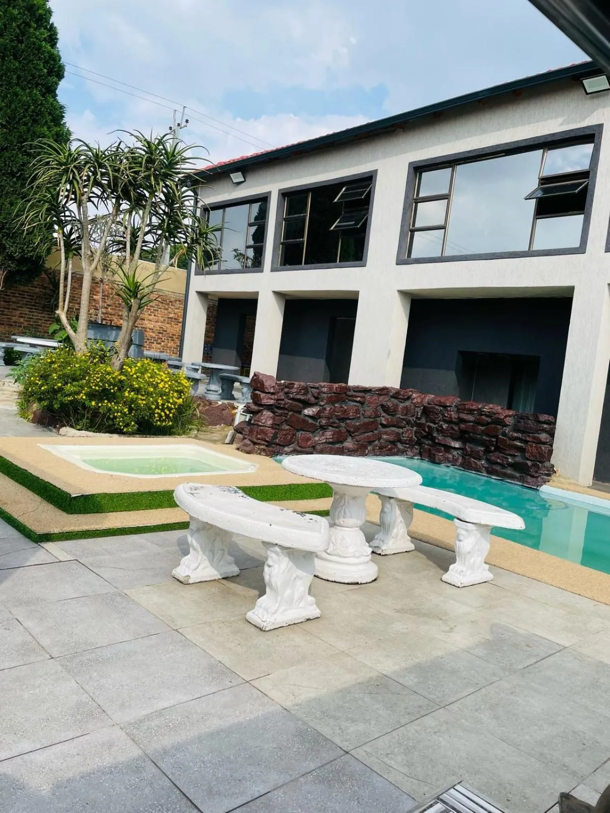 Swimming pool in National Lodge