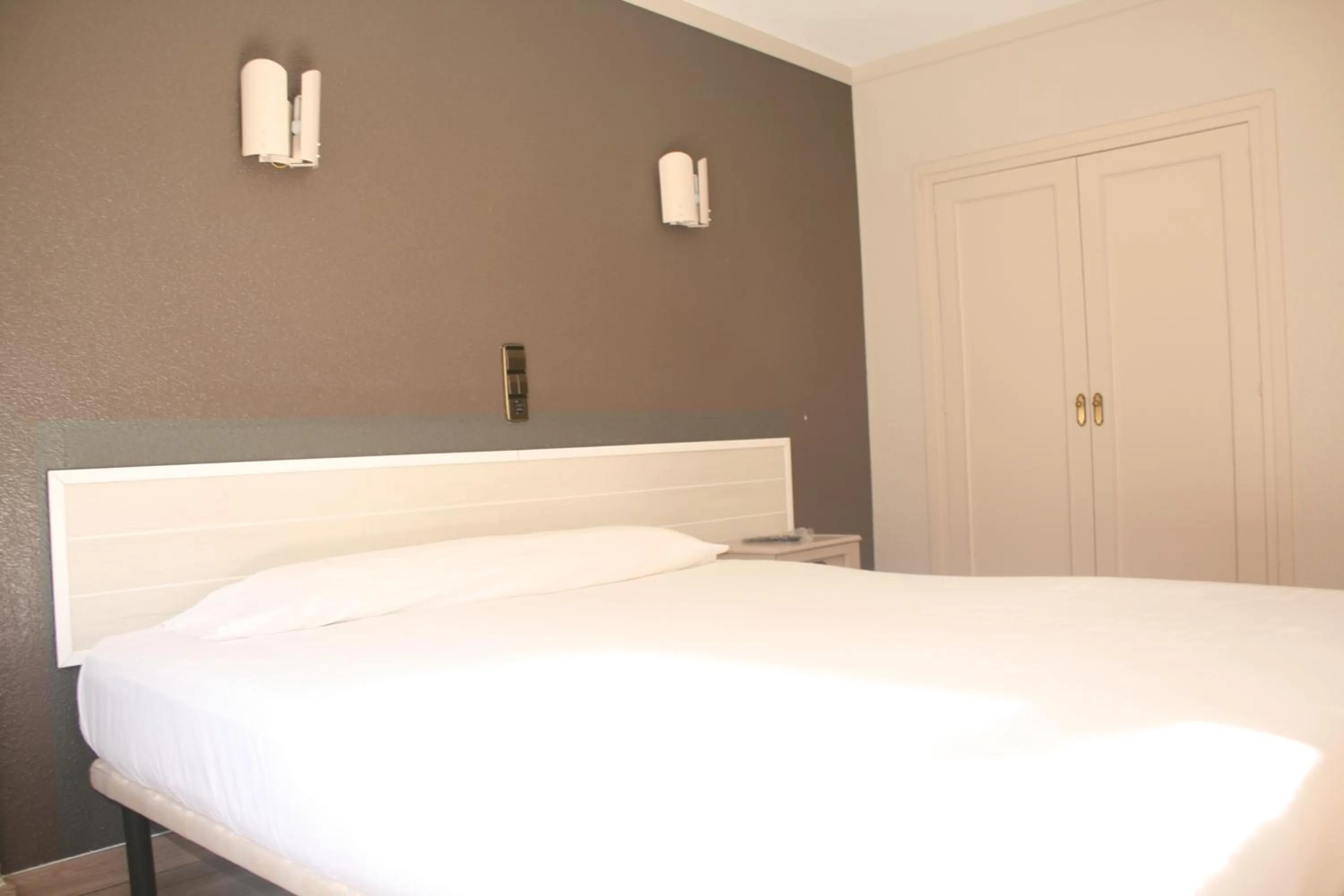 Photo of the whole room, Bed in HMC K-ena