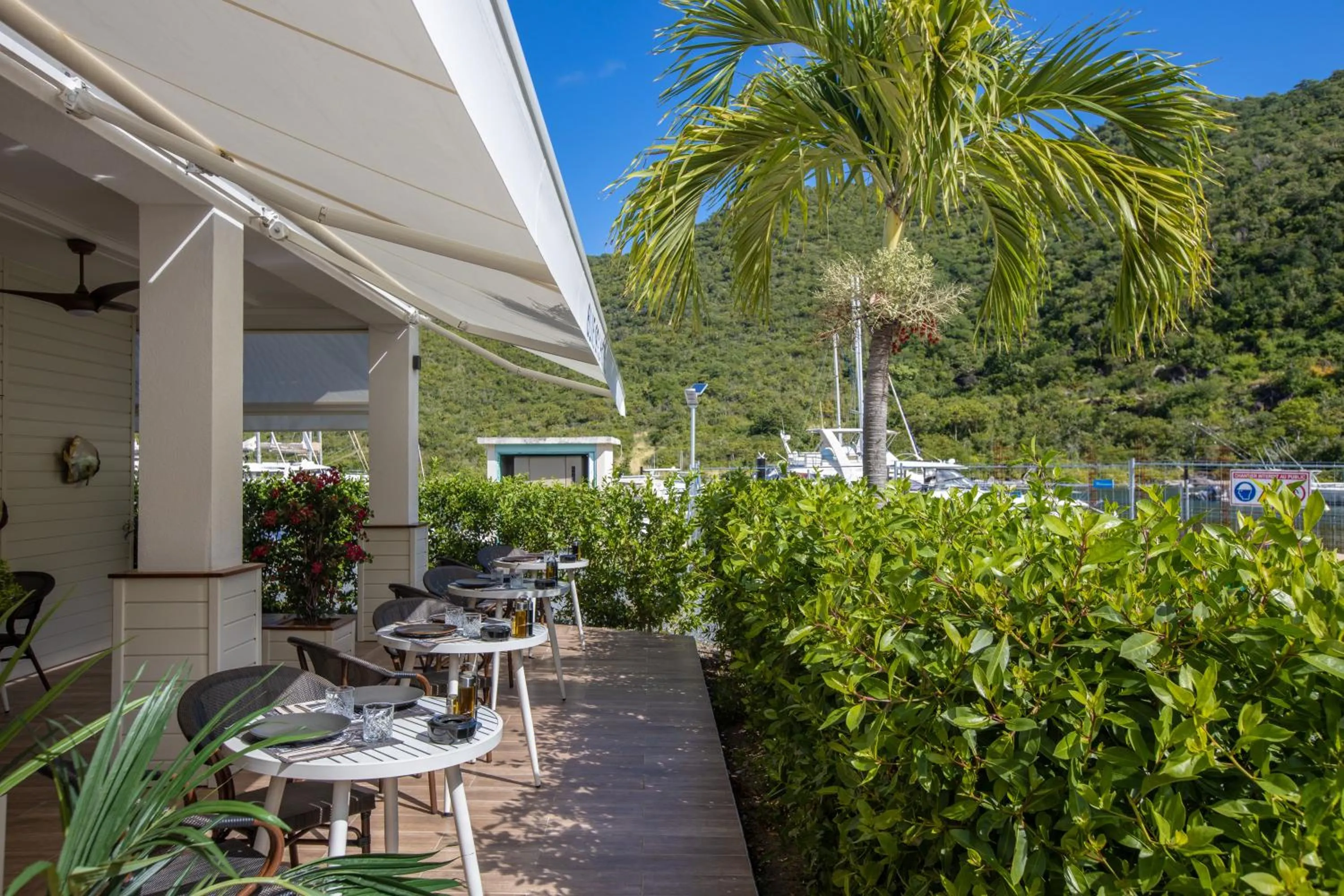 Restaurant/places to eat in Blue Sail Hotel