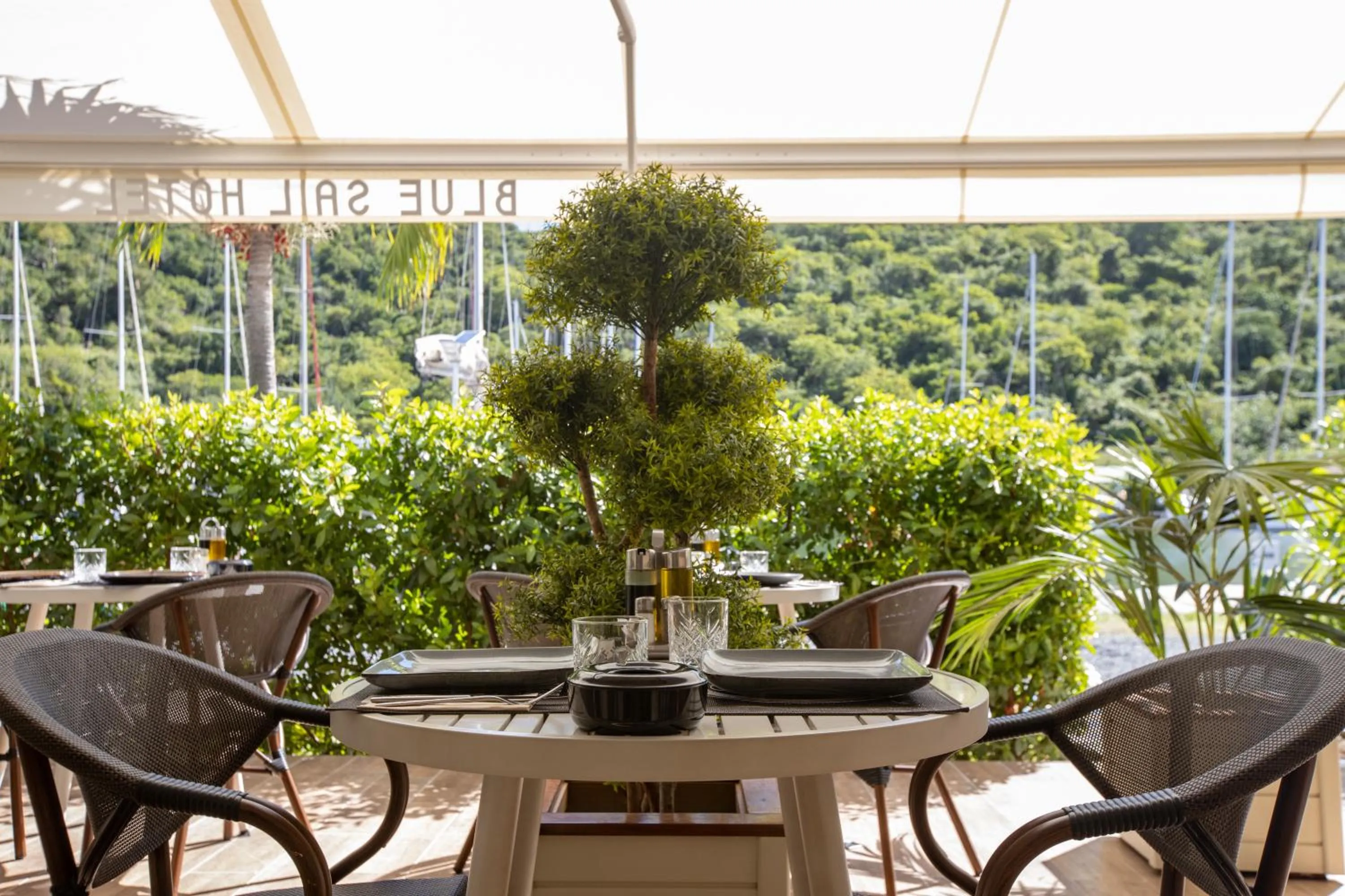 Restaurant/places to eat in Blue Sail Hotel