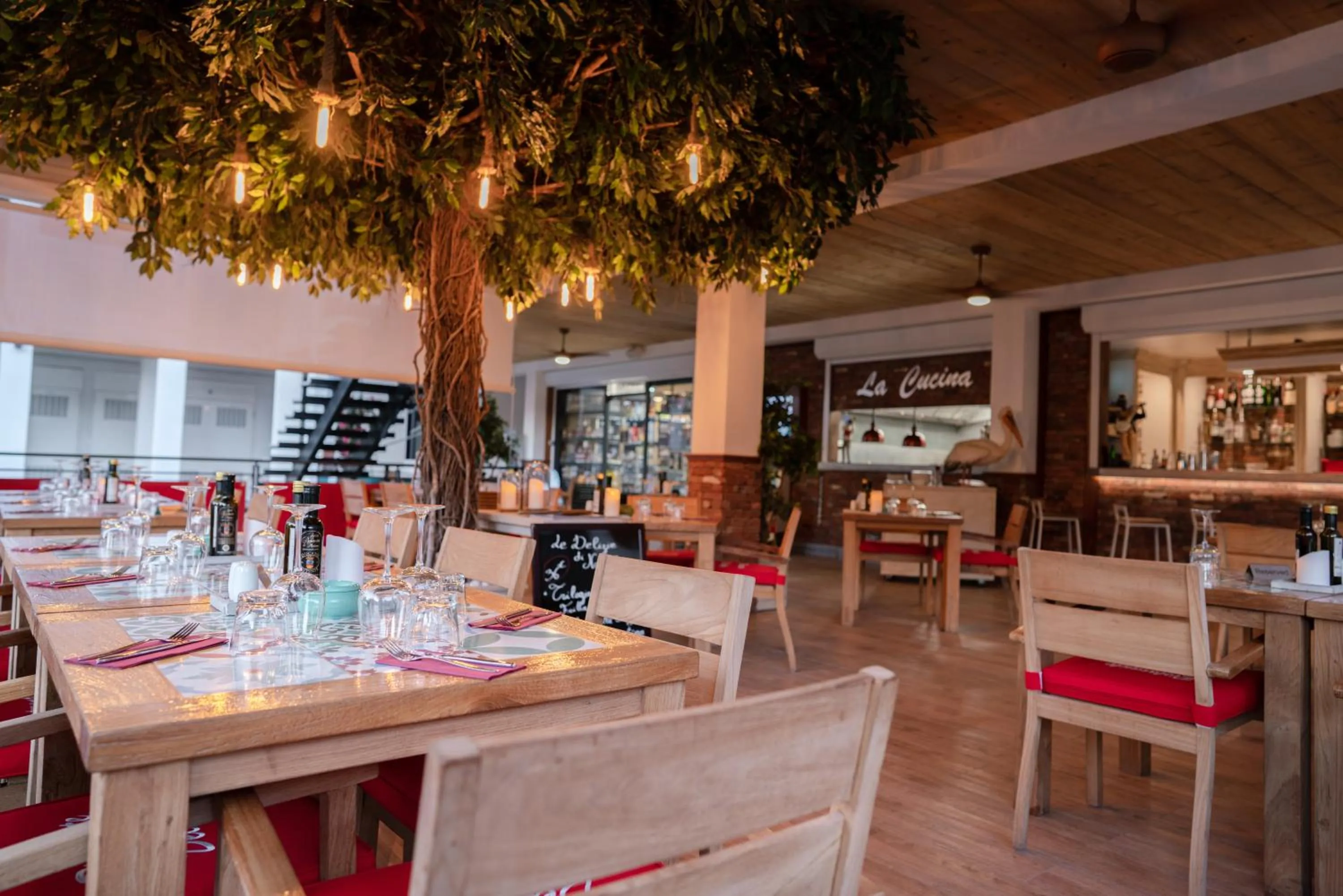 Restaurant/places to eat in Blue Sail Hotel