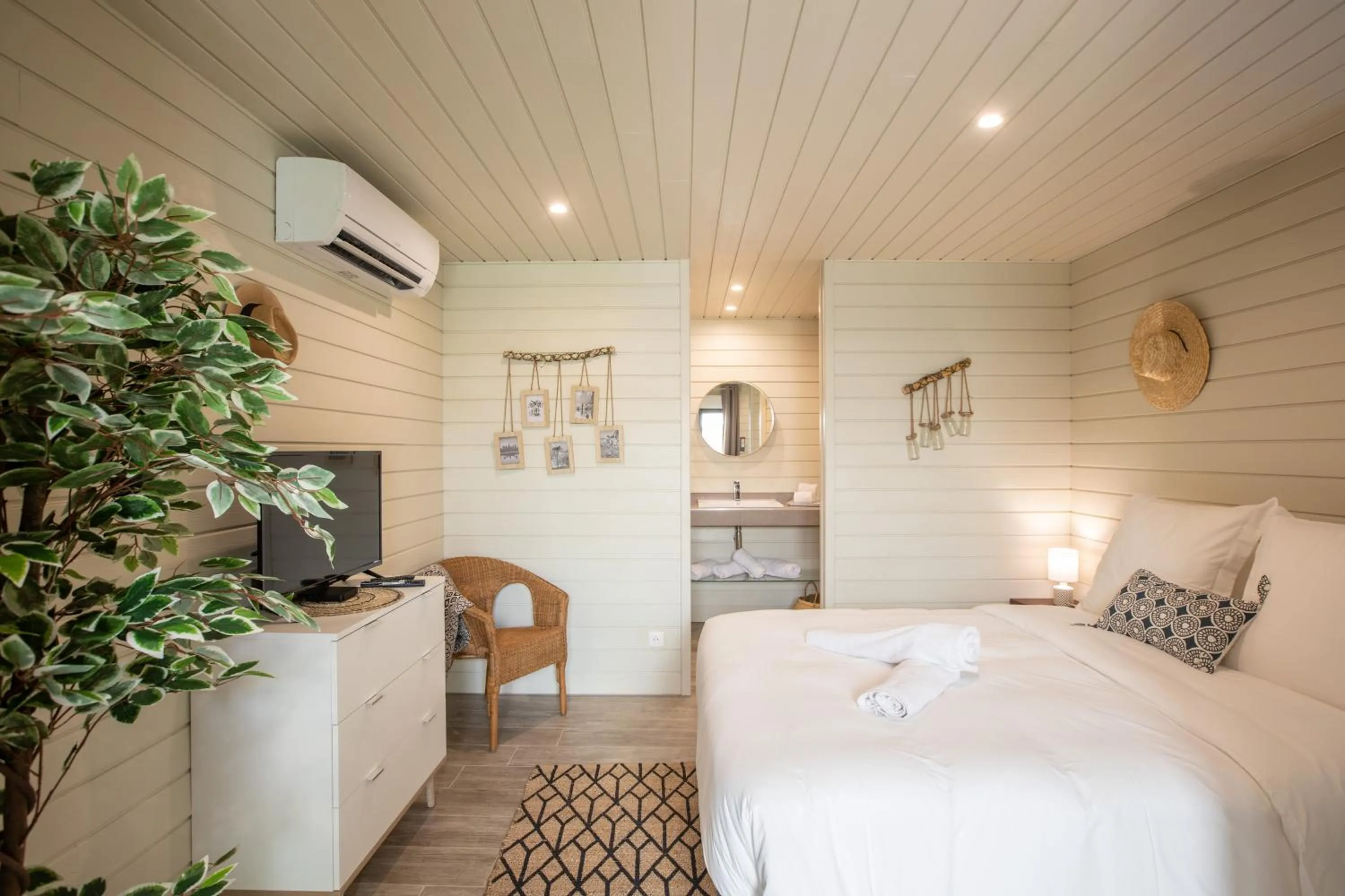 Bedroom, Bed in Blue Sail Hotel