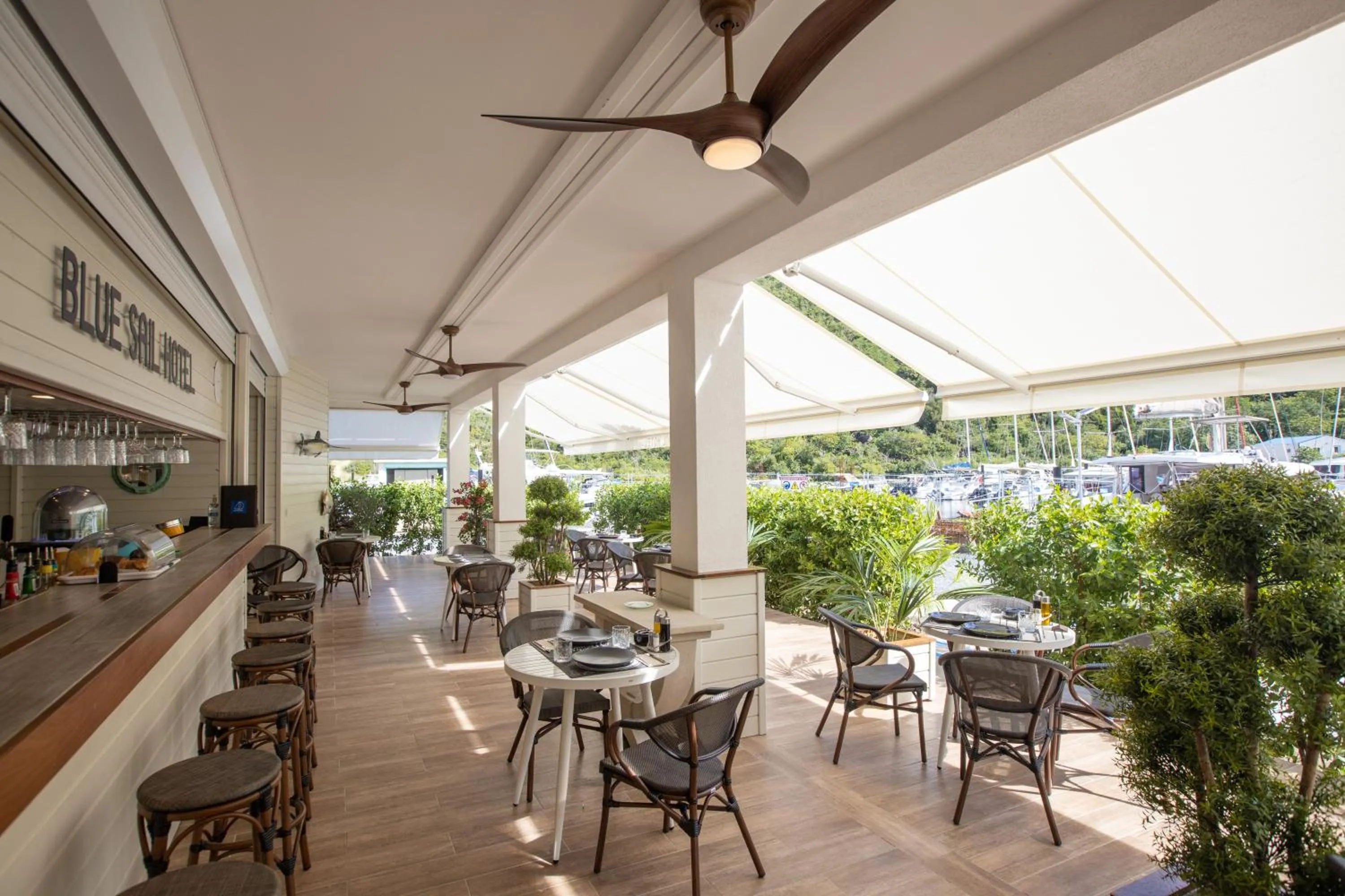 Restaurant/places to eat in Blue Sail Hotel