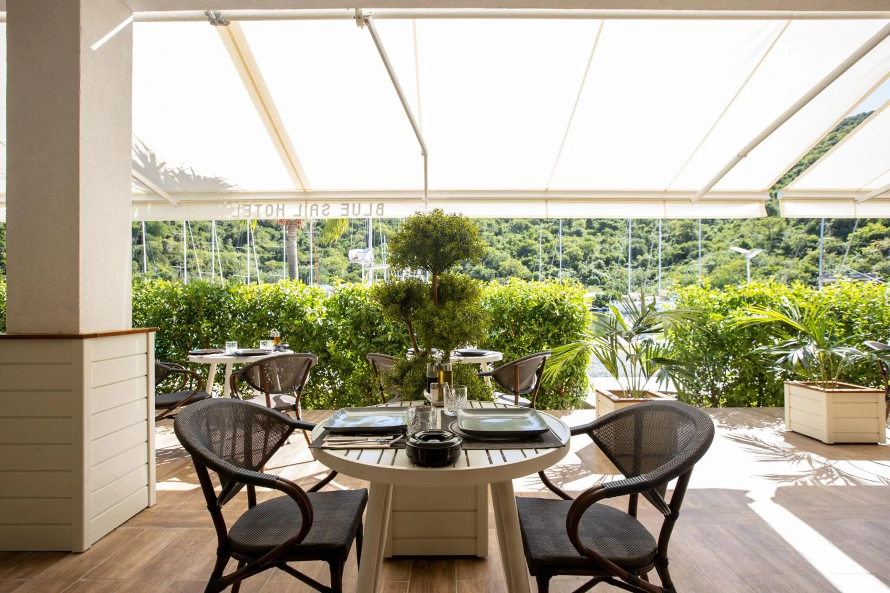 Restaurant/places to eat in Blue Sail Hotel