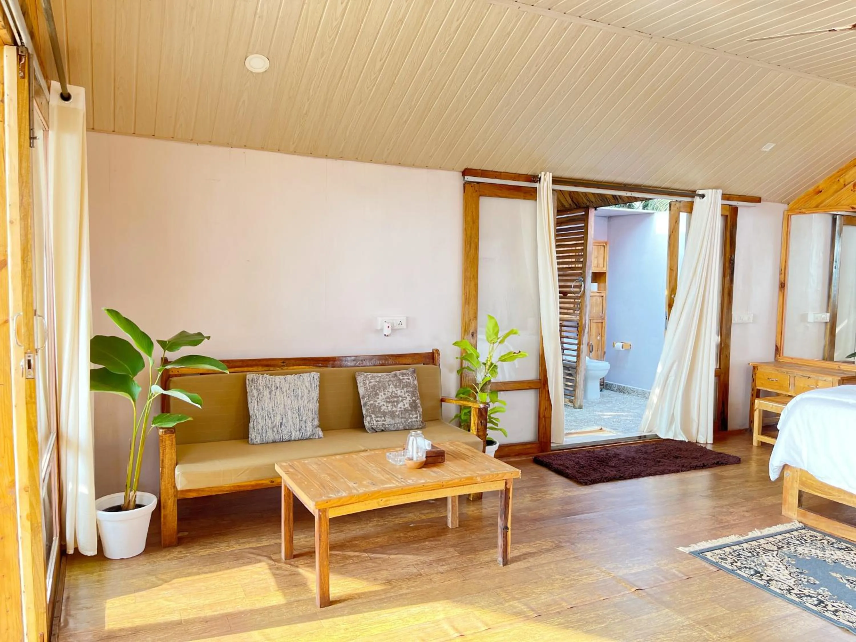 Living room, Bed in DucknChill-Agonda