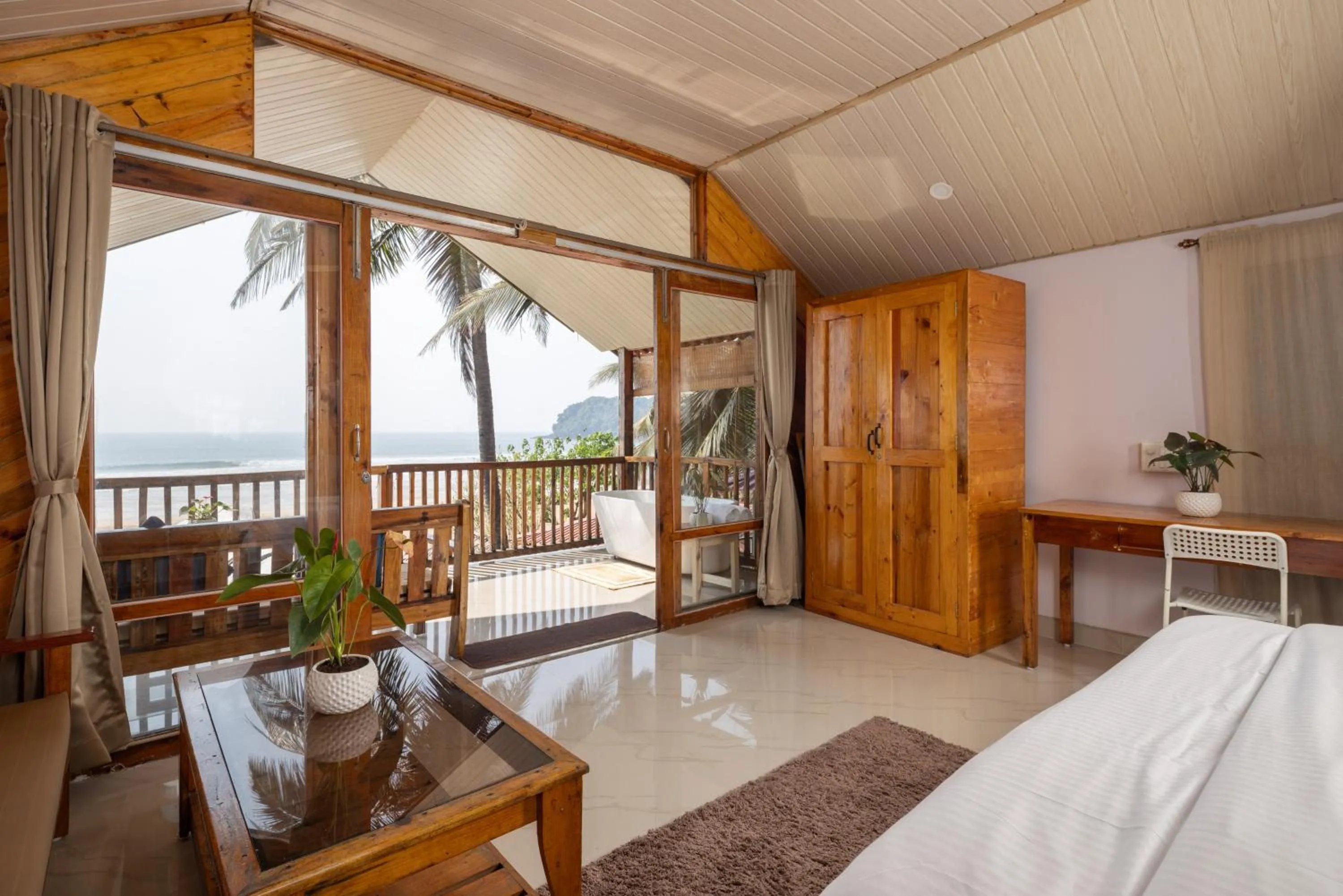Sea view, Bed in DucknChill-Agonda