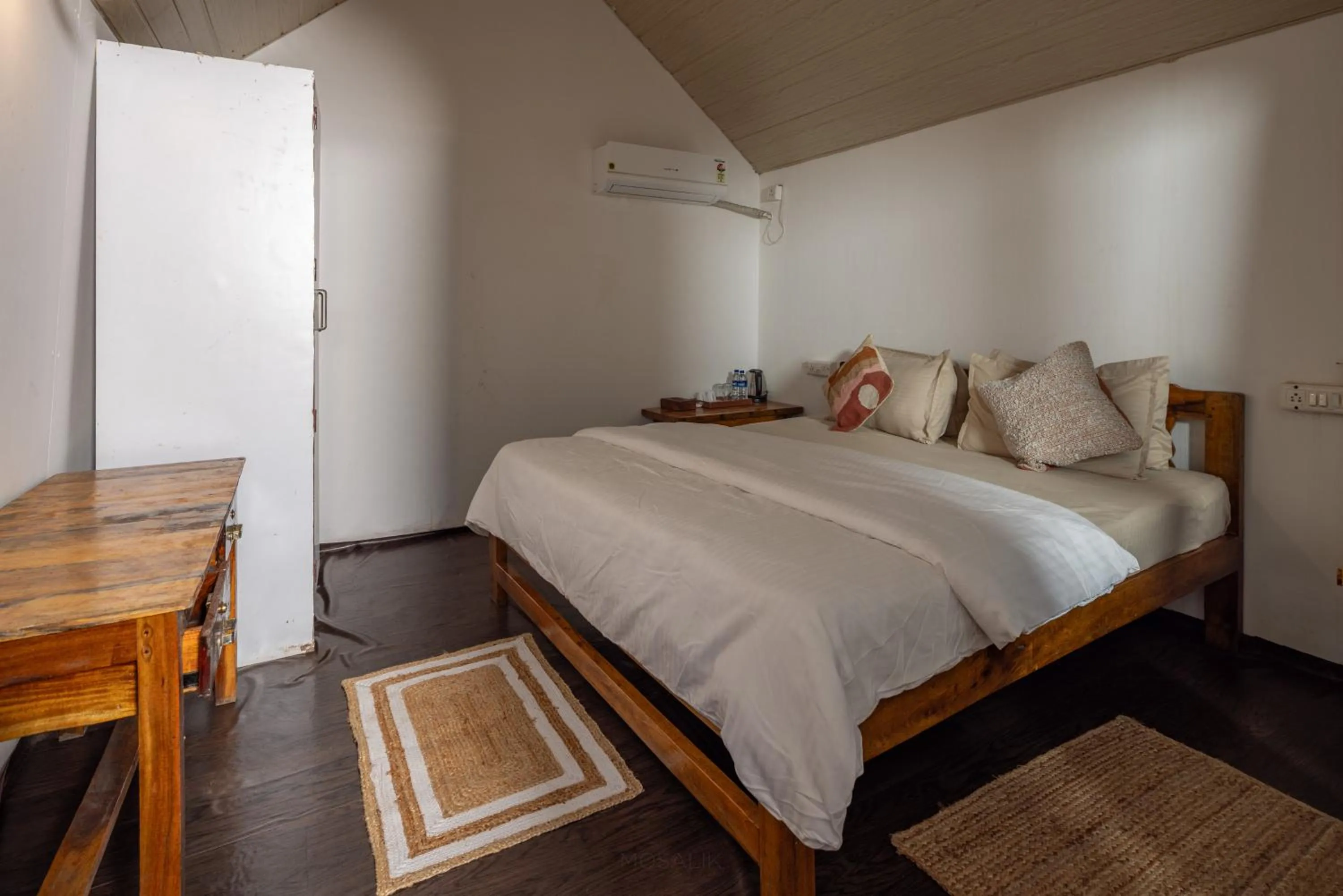 Bed in DucknChill-Agonda