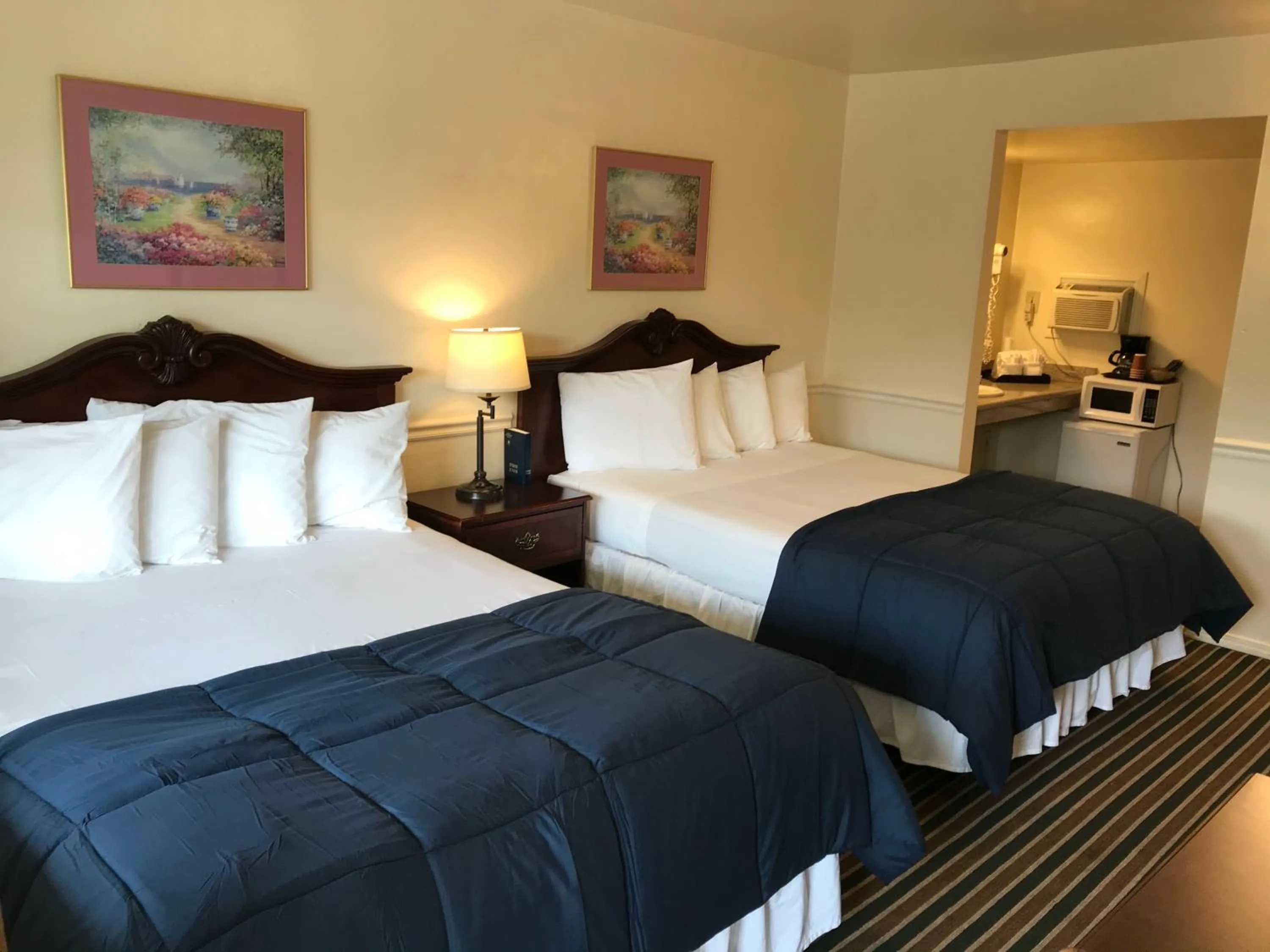 Photo of the whole room, Bed in Monterey Pines Inn