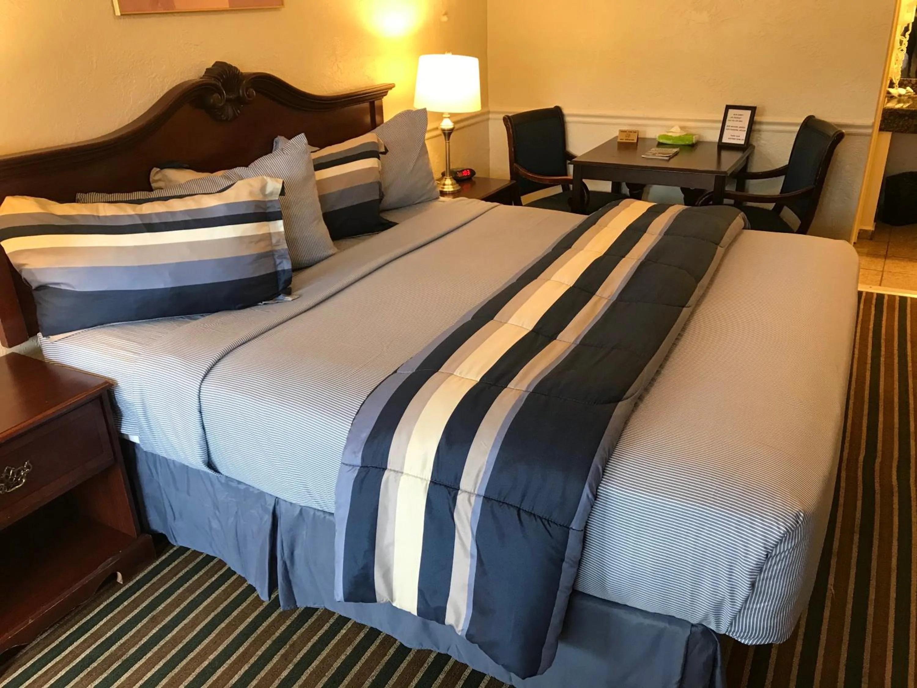 Bed in Monterey Pines Inn