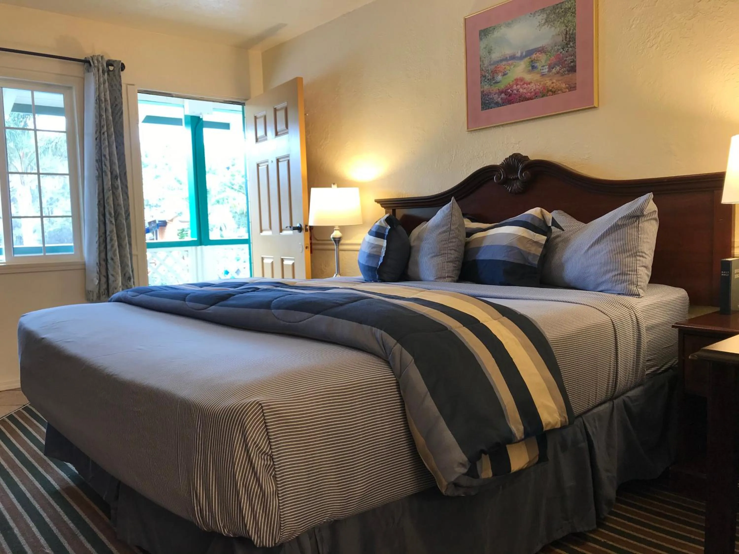 Photo of the whole room, Bed in Monterey Pines Inn