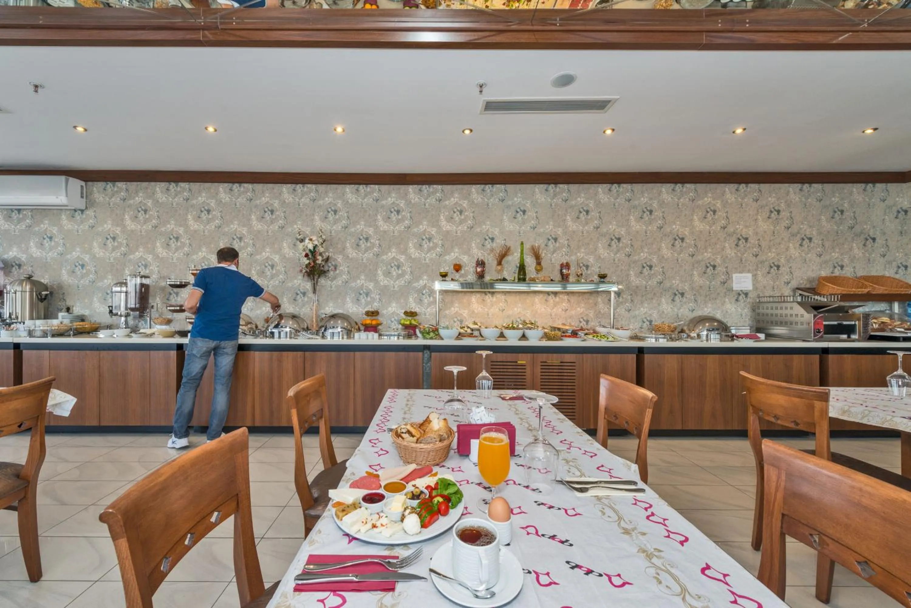 Restaurant/places to eat in Dab Hotel