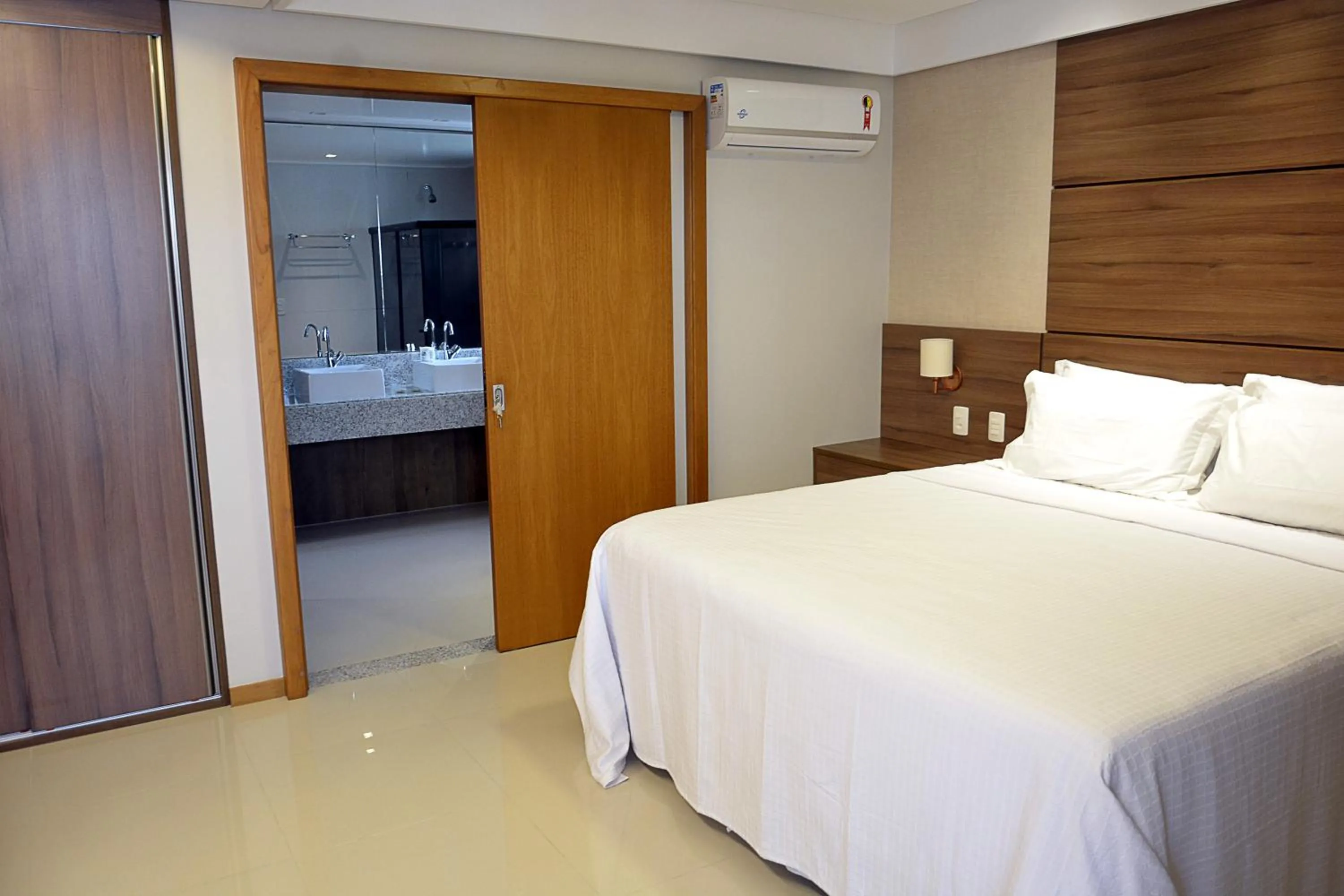 Photo of the whole room, Bed in Pituba Praiamar Hotel