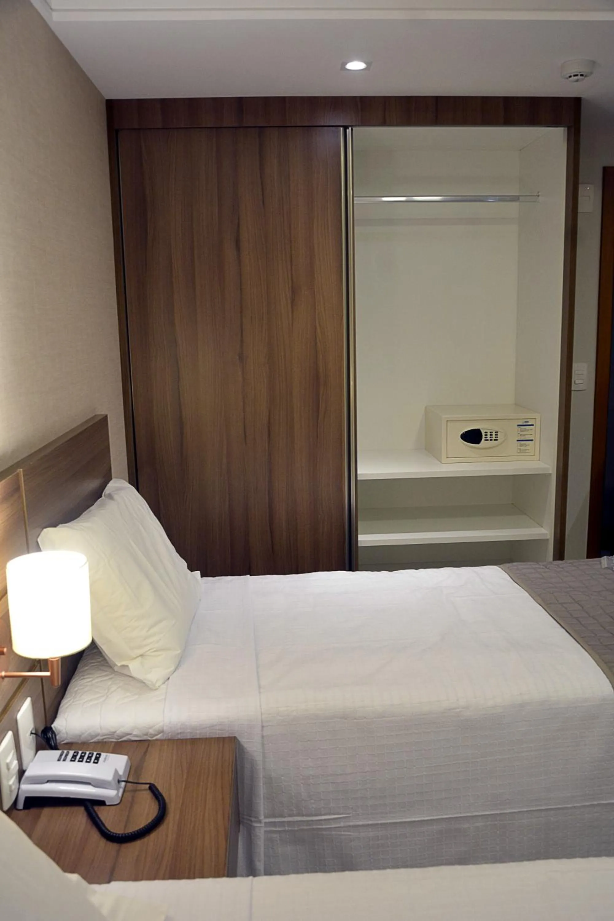 wardrobe, Bed in Pituba Praiamar Hotel