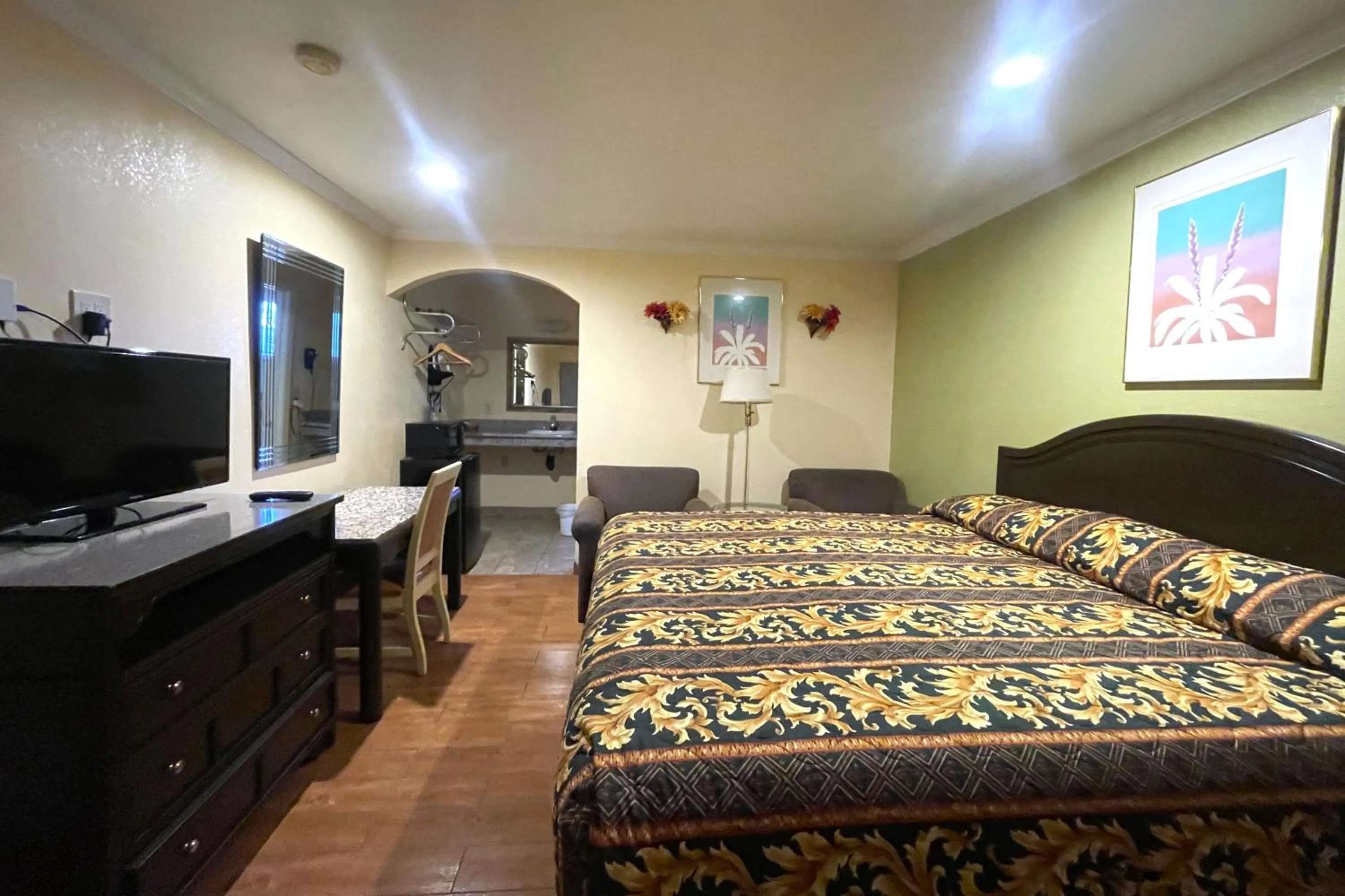 Bedroom, Bed in Sunstar Inn Los Banos near I-5